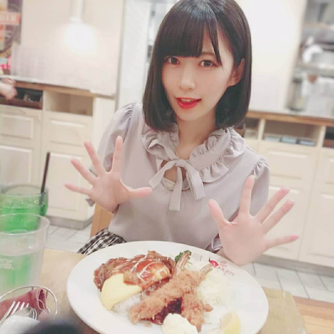 空野青空のインスタグラム：「おはろーっヽ(*´∀`*)ﾉ . 朝から飯テロでござる…！！ . 東京ソラマチ「KITCHEN JO'S」でごはん〜😋🍴記念メニューのオムハヤシwithエビフライが最強だったよーーっﾟ+｡:.ﾟ(*ﾟωﾟ*)ﾟ.:｡+ﾟ🌸 好きな物パラダイス！！また行きたいな〜🥺💗 . ソラマチ大好きマン〜o(｀ω´)o . . #東京ソラマチ #キッチンジョーズ #kitchenjos #soramati #ディナー #スカイツリー #tokyoskytree #エビフライ #ソラマチグルメ #ソラマチ #あおにゃん #空野青空 #Japaneseidol #飯テロ #オムライス #オムハヤシ #洋食 #あおべべ」