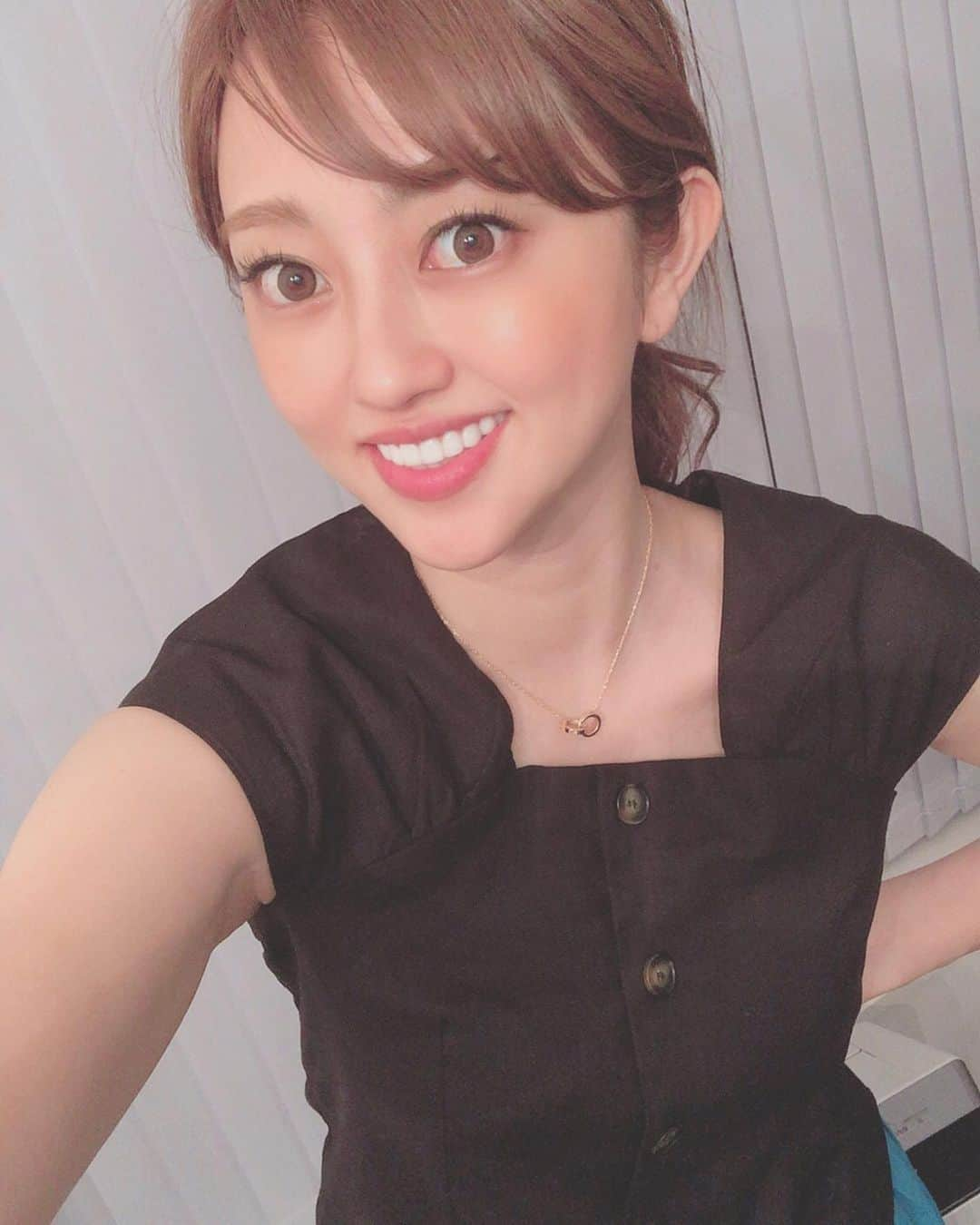 菊地亜美さんのインスタグラム写真 - (菊地亜美Instagram)「・ おはようございます🌞 今日は大阪で収録と生放送🐶 MBSミント！生放送に出演するので見てねー☺︎❤︎ トップス今日も @titivatejp だよ🌈 リネン混の素材が好き💛 ・ 顔焼けてきたのでめちゃくちゃショックすぎて、1週間前から美白系のスキンケアにとりあえずチェンジ😭 普通焼ける前にやるのが効果的だけどこれ以上焼けたくない😂 #ootd #coodinate #titivate #titivatestyle #ティティベイト #リネン混フロントボタンブラウス」5月21日 9時29分 - amikikuchi0905