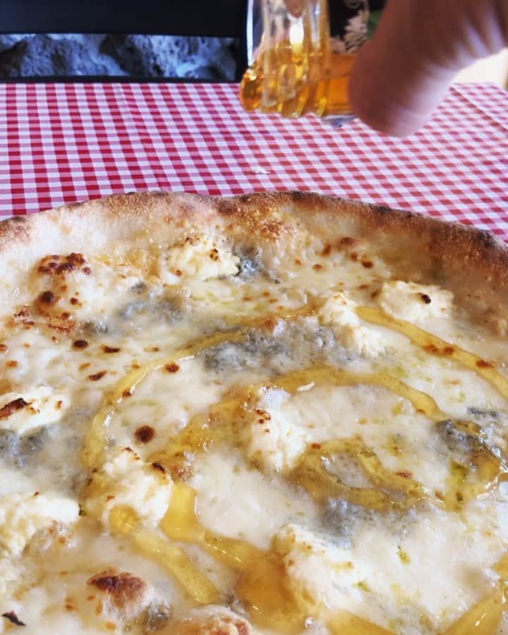 Arancino Di Mareのインスタグラム：「🍯 Pizza Quattro Formaggi – a sweet & savory blend of mozzarella, mascarpone, parmesan & gorgonzola served with a jar of honey.  #foodandwine #arancinodimare #arancinobeachwalk #arancinoosaka #arancino #italian #restaurant #hawaiisbestkitchens #waikiki #hawaii #foodie #mascarpone #mozarella #cheese #gorgonzola #pizza #honolulu #おいしい #アランチーノ#アランチーノディマーレ #イタリアン #ワイキキ #パスタ #ホノルルマラソン #ハワイ #111hawaiiaward #haleainaawards #thefeedfeed #honolulumagazine #honey」