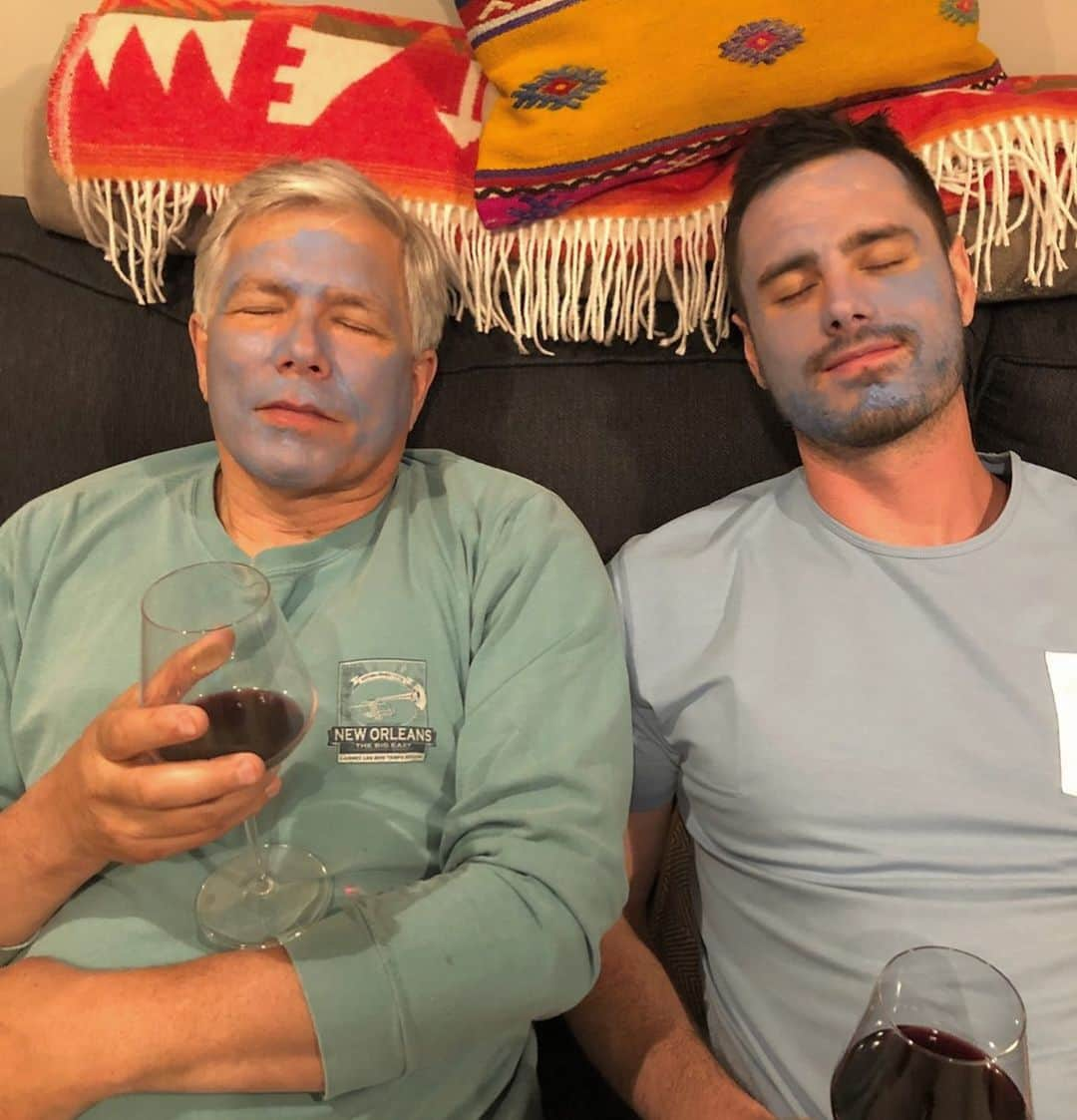 ベン・ヒギンズさんのインスタグラム写真 - (ベン・ヒギンズInstagram)「Father/Son bonding with @upsidedownwine (he is going to be super stoked about this picture, real proud of me) #fathersdaygifts #bff」5月21日 9時47分 - higgins.ben