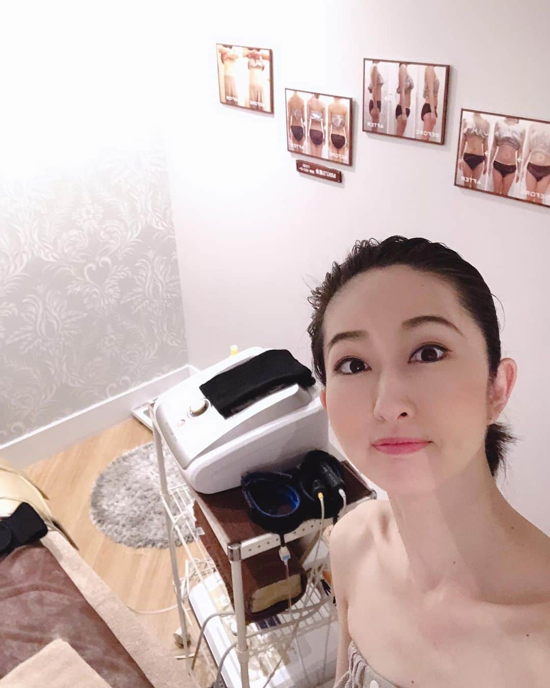 嶺恵斗さんのインスタグラム写真 - (嶺恵斗Instagram)「加圧、骨盤矯正、EMS  寝ているだけで鍛えられる 夢の機械✨ 下級生も舞台に立つ前に通って 美脚がさらに美脚に❣️ 私は近々 歌うので… インナーマッスルを鍛えに‼️ 今は 余裕の顔してますが笑  続きをお楽しみに！  #27コスメ銀座 #ボディトータルケア  #加圧 #骨盤矯正 #ems #同時  #寝てるだけ  #インナーマッスルトレーニング  に #最高 #美肌 #姿勢改善 #いいことだらけ #オススメ #ボディケア #美容好きな人と繋がりたい  #beauty #tokyo #ginza」5月21日 9時52分 - etsuko__7