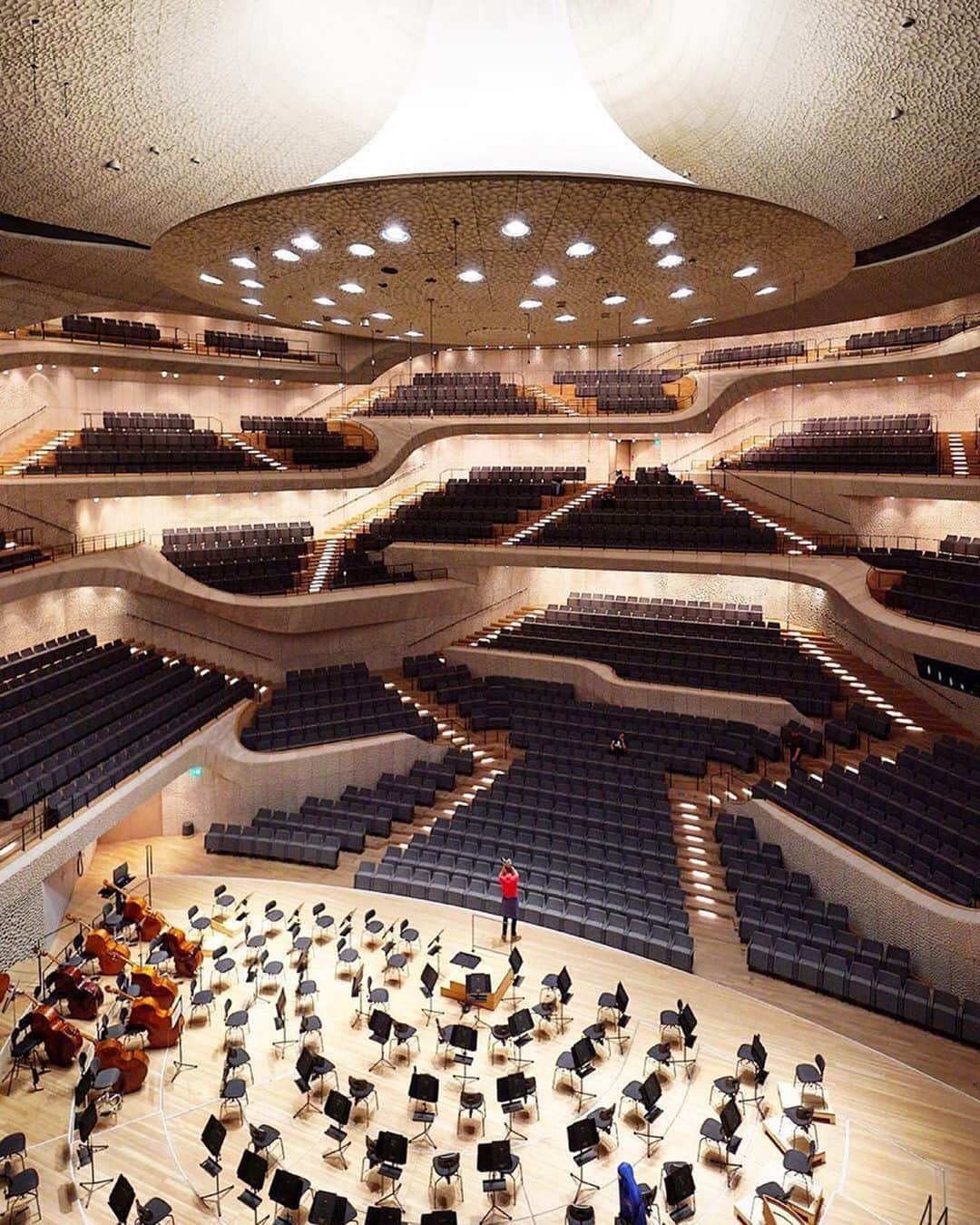 Inspirationさんのインスタグラム写真 - (InspirationInstagram)「Elbphilharmonie, uma das maiores e mais acusticamente avançadas salas de concerto do mundo. #decoreinteriores #decorcriative. Follow @decoreinteriores  __________________ Design by Herzog & de Meuron Local: Alemanha」5月21日 10時07分 - decorcriative