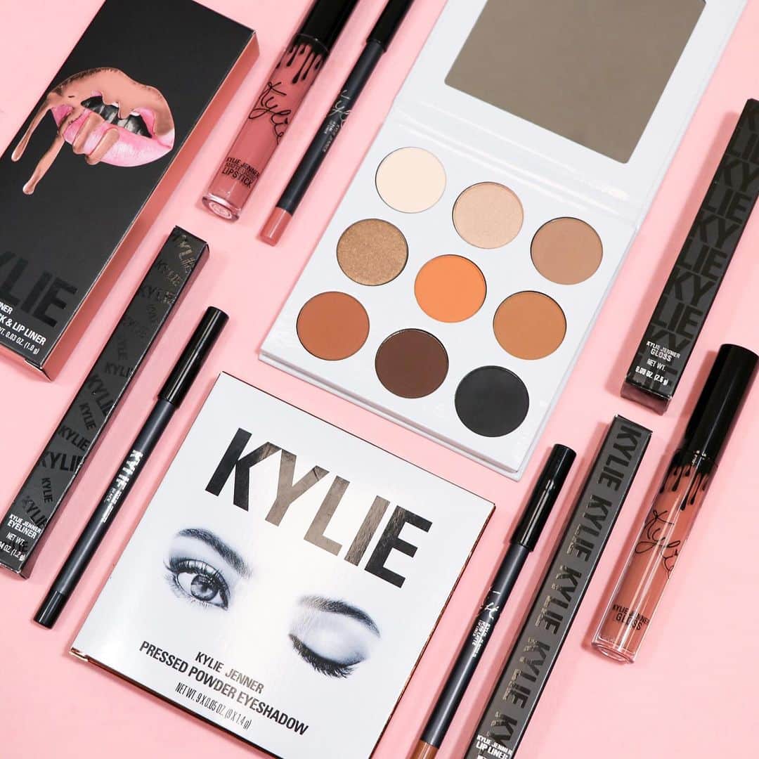 Kylie Cosmeticsさんのインスタグラム写真 - (Kylie CosmeticsInstagram)「tap to shop Kylie's MAY FAVORITES bundle 😍✨」5月21日 10時01分 - kyliecosmetics