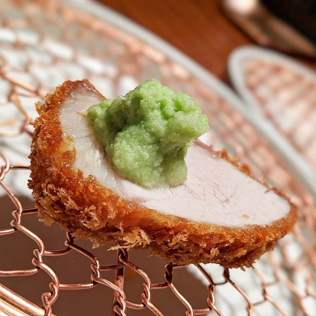 大見さなえさんのインスタグラム写真 - (大見さなえInstagram)「最初に肉汁を吸ってから食べる﻿ トンカツ🤤🍖﻿ 銀座『#かつかみ 』﻿ ﻿ トンカツの色んな部位が食べられるコース☺️！﻿ ヒレカツの肉汁を吸って味わうところから始まり﻿ 旨味ってこんなに出てくるんだと実感(*´꒳`*)✨﻿ ﻿ ロースカツはこんなに沢山わさびをつけても﻿ 脂身がしっかりあるから辛くない😳🌸﻿ ﻿ 選択できる天然アワビのコロッケや﻿ きた福の蟹コロッケも絶品だった😍﻿ カツカレーはお店の方が大盛りにしてくださった🙈💓﻿ ﻿ 夜はタイミングよく出せるように﻿ 席数を13席に限定しているという﻿ お客さんへの思いやりが素敵☺️💓﻿ ﻿ #pixelで撮影 #トンカツ #カツ #肩ロース﻿ #わさび #本わさび #山葵 #お肉﻿ #meat #豚 #めぐログ_銀座」5月21日 10時05分 - tabe_megumi