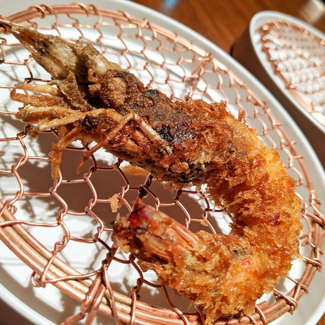大見さなえさんのインスタグラム写真 - (大見さなえInstagram)「最初に肉汁を吸ってから食べる﻿ トンカツ🤤🍖﻿ 銀座『#かつかみ 』﻿ ﻿ トンカツの色んな部位が食べられるコース☺️！﻿ ヒレカツの肉汁を吸って味わうところから始まり﻿ 旨味ってこんなに出てくるんだと実感(*´꒳`*)✨﻿ ﻿ ロースカツはこんなに沢山わさびをつけても﻿ 脂身がしっかりあるから辛くない😳🌸﻿ ﻿ 選択できる天然アワビのコロッケや﻿ きた福の蟹コロッケも絶品だった😍﻿ カツカレーはお店の方が大盛りにしてくださった🙈💓﻿ ﻿ 夜はタイミングよく出せるように﻿ 席数を13席に限定しているという﻿ お客さんへの思いやりが素敵☺️💓﻿ ﻿ #pixelで撮影 #トンカツ #カツ #肩ロース﻿ #わさび #本わさび #山葵 #お肉﻿ #meat #豚 #めぐログ_銀座」5月21日 10時05分 - tabe_megumi