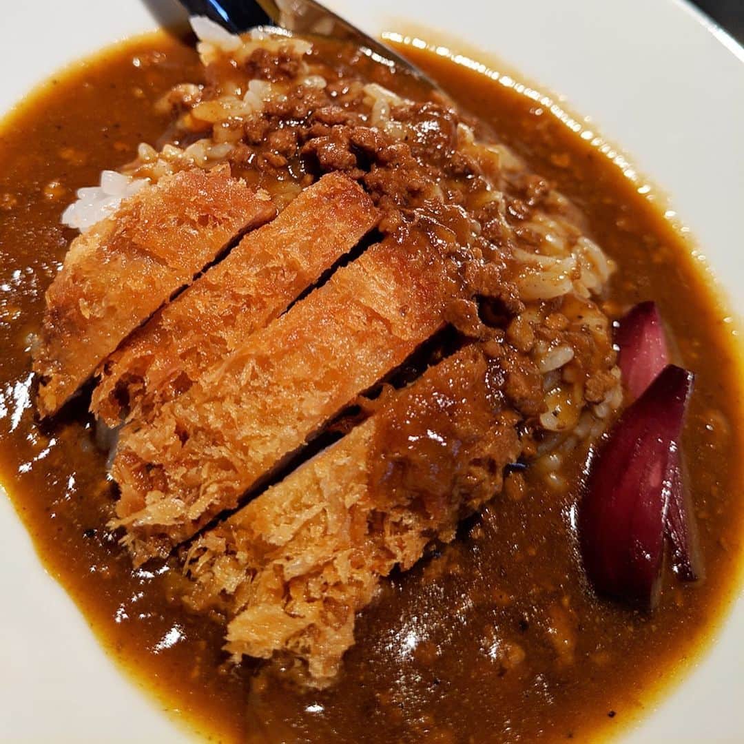 大見さなえさんのインスタグラム写真 - (大見さなえInstagram)「最初に肉汁を吸ってから食べる﻿ トンカツ🤤🍖﻿ 銀座『#かつかみ 』﻿ ﻿ トンカツの色んな部位が食べられるコース☺️！﻿ ヒレカツの肉汁を吸って味わうところから始まり﻿ 旨味ってこんなに出てくるんだと実感(*´꒳`*)✨﻿ ﻿ ロースカツはこんなに沢山わさびをつけても﻿ 脂身がしっかりあるから辛くない😳🌸﻿ ﻿ 選択できる天然アワビのコロッケや﻿ きた福の蟹コロッケも絶品だった😍﻿ カツカレーはお店の方が大盛りにしてくださった🙈💓﻿ ﻿ 夜はタイミングよく出せるように﻿ 席数を13席に限定しているという﻿ お客さんへの思いやりが素敵☺️💓﻿ ﻿ #pixelで撮影 #トンカツ #カツ #肩ロース﻿ #わさび #本わさび #山葵 #お肉﻿ #meat #豚 #めぐログ_銀座」5月21日 10時05分 - tabe_megumi