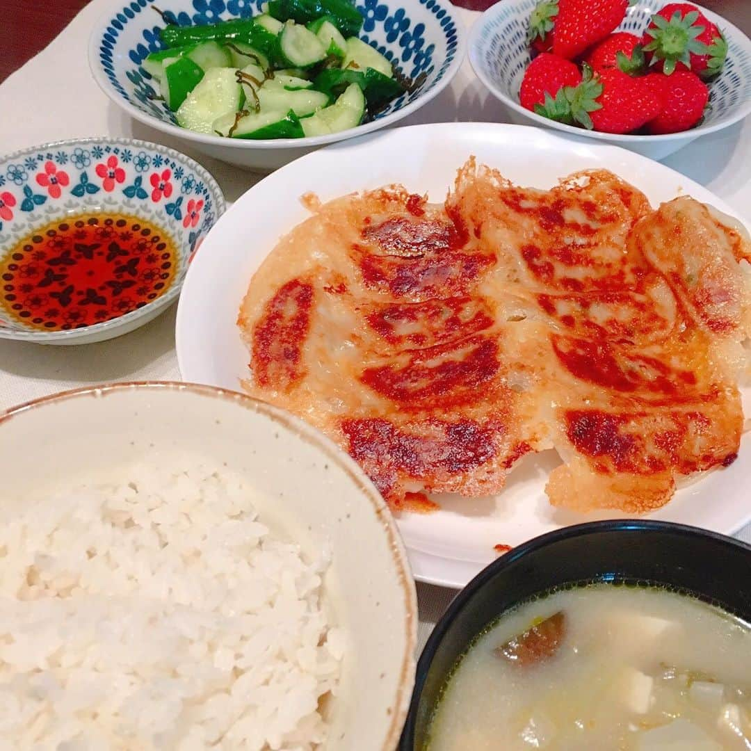 山西章博さんのインスタグラム写真 - (山西章博Instagram)「今日のご飯。朝からモリモリ食べるのさ！ #餃子 #生姜餃子  #味の素冷凍餃子  #豚汁 #塩ダレきゅうり  #いちご  #初心者主夫」5月21日 10時08分 - akihiro.yama1129