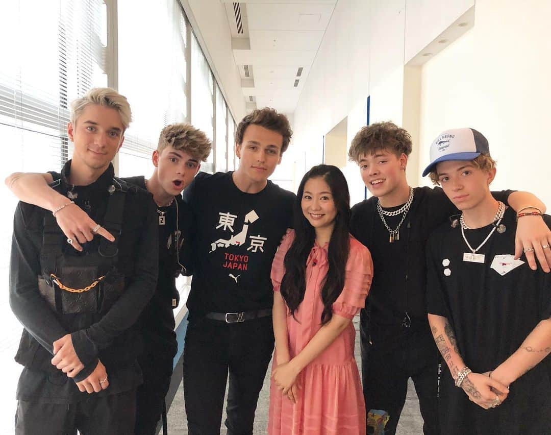 関根麻里さんのインスタグラム写真 - (関根麻里Instagram)「Thank you @whydontwemusic for performing Trust Fund Baby, and playing hand pushing sumo wrestling on our show, #Sukkiri!😄 ホワイ・ドント・ウィー 「♫トラスト・ファンド・ベイビー」の生歌パフォーマンス、かっこよかったです！#手押し相撲、#センブリ茶 もナイスリアクションでしたね！🍵😆 #Tokyo #Japan  #スッキリ #WEニュース #WhyDontWe #ホワイドントウィー #TrustFundBaby  #トラストファンドベイビー #MariSekine @adelly.tokyo」5月21日 10時10分 - marisekine