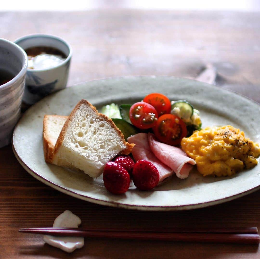 mikaさんのインスタグラム写真 - (mikaInstagram)「2019.05.21火曜日 ・ 朝ごはん ・ デニッシュパン スクランブルエッグ #boniq  で作ったハム きゅうりとかぶのマリネ ポテサラとか色々 かぶの葉っぱのコンソメスープ ヨーグルト ・ 珍しくパンで朝ごはんの理由は ・ 近所のコバヤシさんが 美味しいよってパンをくれて ・ 米研ぎ当番が 米を研ぎ忘れてくれて ・ 今日から中間試験の娘は 弁当いらなくて ・ だからです☺︎ ＊ ＊ #米研ぎ当番はだーれだ #朝ごはん #朝ご飯 #朝食 #breakfast  #うちごはん #おうちごはん  #手料理 #料理写真 #和食  #暮らし #日々  #foodpic #instafood  #yammy #japanesefood  #オトコノキッチン #マカロニメイト #おうちごはんLover #IGersJP」5月21日 10時13分 - mikason925