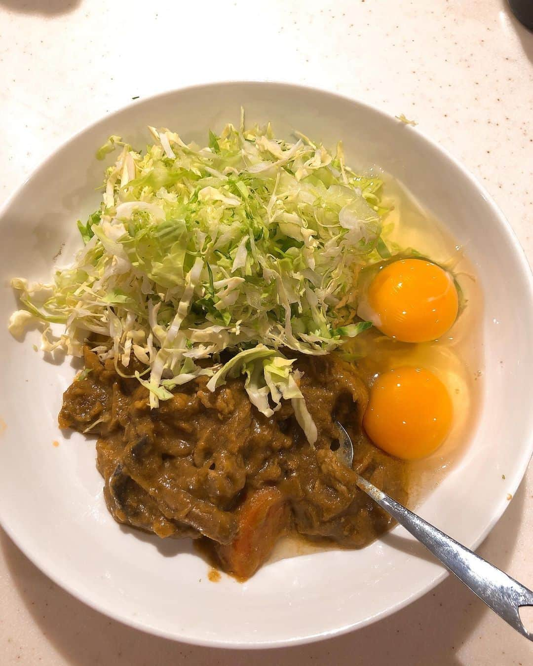 みきママさんのインスタグラム写真 - (みきママInstagram)「【カレーの残りでお好み焼き弁当です！】 . . . お早うございます〜！一昨日、コンサートに行ったんだけどさ、まだボディのダメージがすごい。プロってすごいな。観客なのにこの疲れです。何で？ . .  弁当、だるいー😵😵😵すると、冷凍庫に普通のカレー様が凍っていました。 . . まず、カレーを温め直して、キャベツと卵を入れて、卵を混ぜてレンジでチンです！！ . . .  小麦粉なしのレンチンお好み焼きです。 . . ❤️旦那はね、ゆる糖質オフ弁当です。  小麦粉を使わず、卵で生地を立ち上げてるから本当に糖質オフです！！山盛りお食べ。 . ❤️はる兄はたっぷりお好み焼き弁当です！  米は白米がいいんだって。なるべく無駄なものをのせてほしくないそうです。 . . ❤️杏ちゃんは、ミニお好み焼き弁当です。 . サムです。サンリオキャラです。 . . . すると、杏ちゃん「あめ～。くるまでいきたい～。」 ってさ。. . . 何を言ってんだ。チャリだ。カッパに決まってんだろ。 . . .  杏ちゃんはね、お嬢様じゃないからね😤😤😤」5月21日 10時22分 - mikimama_official