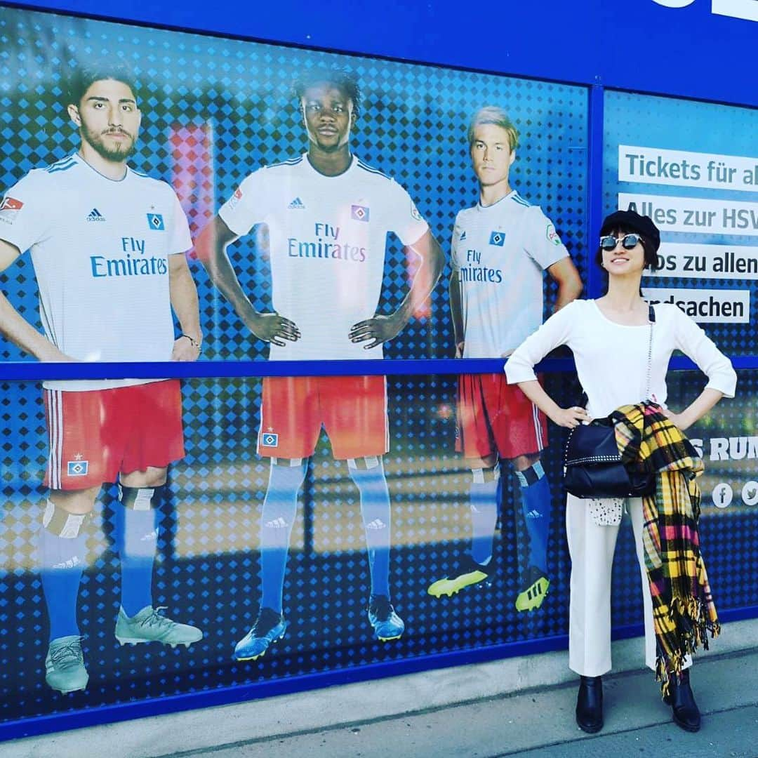 Ms.OOJAさんのインスタグラム写真 - (Ms.OOJAInstagram)「ハンブルグに行った目的はサッカー観戦！！ ハンブルガーSVのホームでの最終節！ . めちゃくちゃ大きな専用スタジアムで、 地響きの様なサポーターの声！！迫力のある試合に白熱しました！結果は3-0の圧勝！すごく楽しかったー！ . . スタジアムの中には飲み放題食べ放題のラウンジがあったり、めちゃくちゃ快適✨✨ . . ハンブルガーSVで活躍する酒井高徳さん、そして伊藤達哉さんにお会いできました。今シーズンもお疲れ様でした！そしていろいろとありがとうございました！ . . とてもとても楽しい締めくくりになりました！！ . 今回の旅行で、旅の概念が変わりました。 私ヨーロッパ好きです！w またいきたいと思ったし、家族を連れて行ってあげたいと思えるそんな素敵な旅でした！ . ということで先ほど日本に帰ってきました！！ . やっぱりホッとするね。 今回の旅で得たものをまた音楽で届けられるといいな。 . #msooja #ドイツ #ハンブルグ #ハンブルガーSV #hsv #酒井高徳 #伊藤達哉 #スタジアム #volksparkstadion」5月21日 10時32分 - msoojafaith