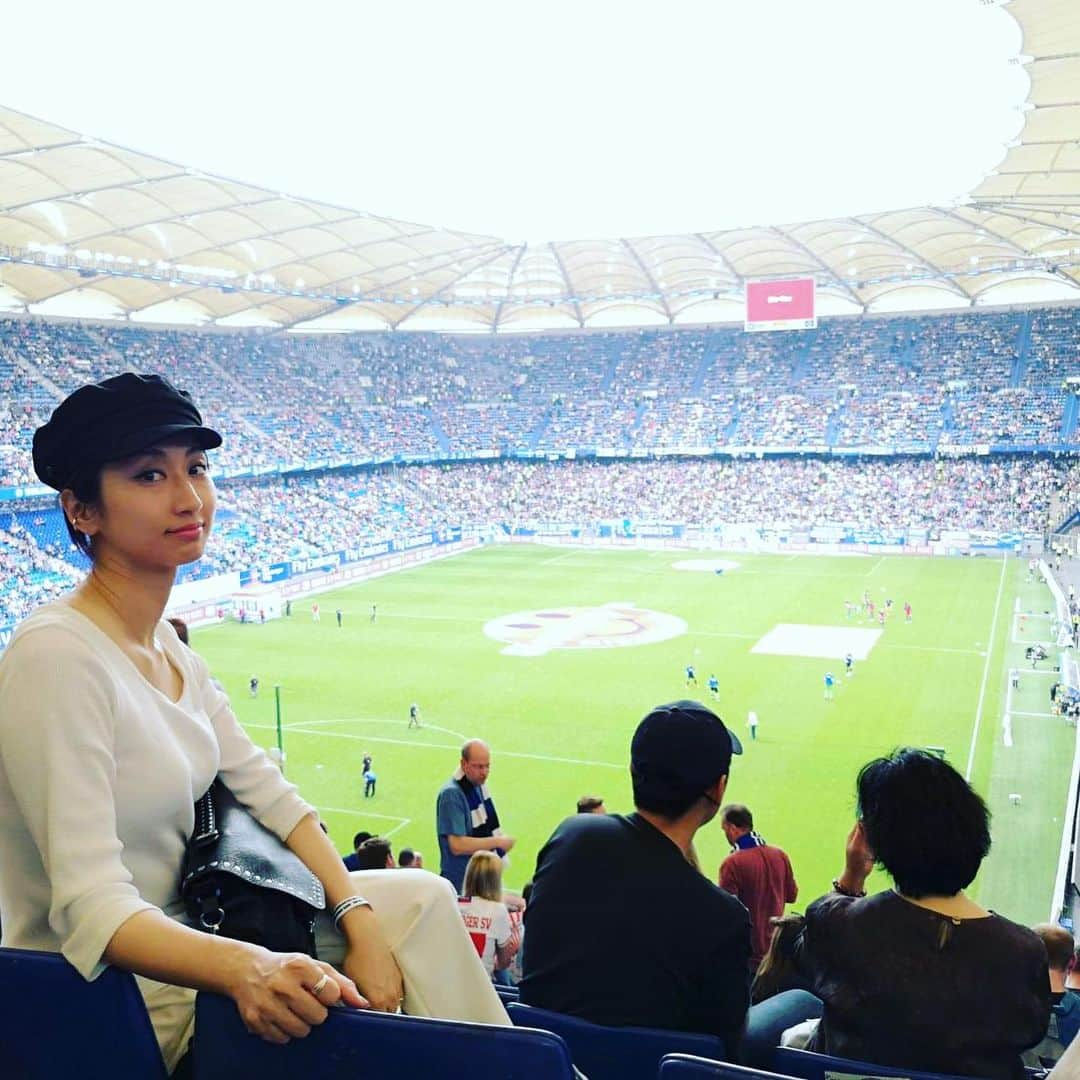 Ms.OOJAさんのインスタグラム写真 - (Ms.OOJAInstagram)「ハンブルグに行った目的はサッカー観戦！！ ハンブルガーSVのホームでの最終節！ . めちゃくちゃ大きな専用スタジアムで、 地響きの様なサポーターの声！！迫力のある試合に白熱しました！結果は3-0の圧勝！すごく楽しかったー！ . . スタジアムの中には飲み放題食べ放題のラウンジがあったり、めちゃくちゃ快適✨✨ . . ハンブルガーSVで活躍する酒井高徳さん、そして伊藤達哉さんにお会いできました。今シーズンもお疲れ様でした！そしていろいろとありがとうございました！ . . とてもとても楽しい締めくくりになりました！！ . 今回の旅行で、旅の概念が変わりました。 私ヨーロッパ好きです！w またいきたいと思ったし、家族を連れて行ってあげたいと思えるそんな素敵な旅でした！ . ということで先ほど日本に帰ってきました！！ . やっぱりホッとするね。 今回の旅で得たものをまた音楽で届けられるといいな。 . #msooja #ドイツ #ハンブルグ #ハンブルガーSV #hsv #酒井高徳 #伊藤達哉 #スタジアム #volksparkstadion」5月21日 10時32分 - msoojafaith