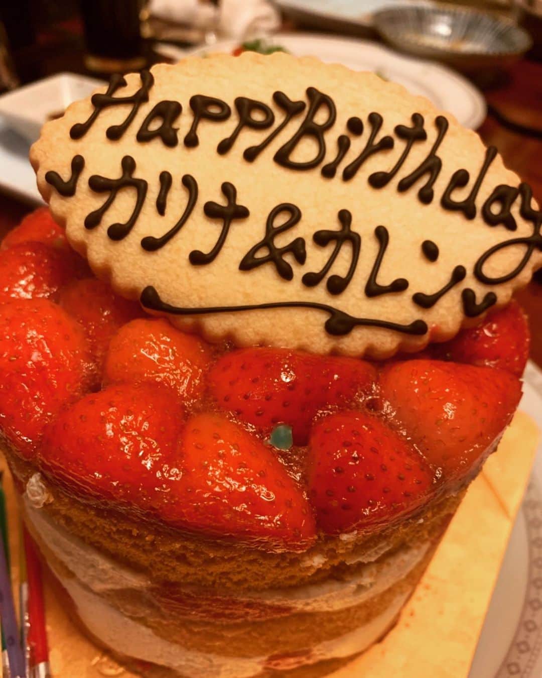 のインスタグラム：「おはようございます。 幸せな幸せなケーキです🎂 私のお誕生日は３月で、カレンちゃんが５月で🍓お誕生日会だから是が非でも行きたかったんだけど、全く夜になってしまいました😨かけつけられず、、、ただこんな私のためにもケーキをかたち取ってくれてありがとうございました🤭💡🙏🙌🏼🎂🍓だいすきなみんながいてくれて、嬉しいです🙆‍♀️春菜さん、なつこさん、カレンちゃんありがとう❤️❤️❤️ #お誕生日会 #カレンちゃんおめでとう #春菜さん #夏子さん #カレンちゃん #みんなだいすきありがとう #早く会いたい #ケーキがいちご #カリナ&カレン #&で繋がる心地よさ #いい意味で #インスタバエ」