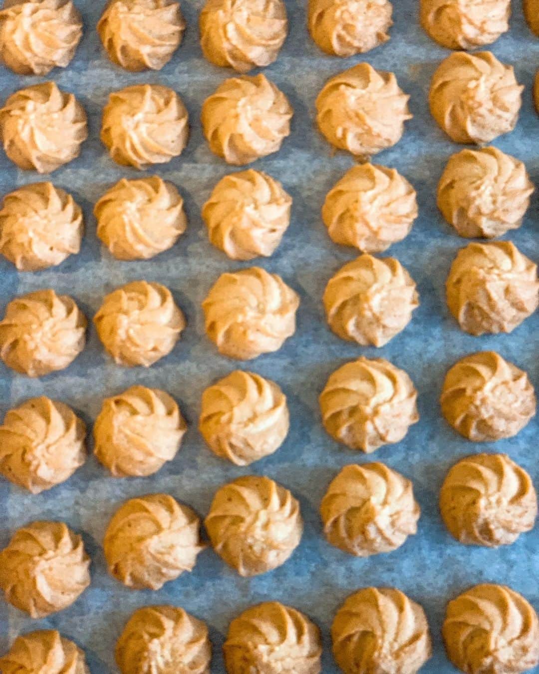 長谷川理恵さんのインスタグラム写真 - (長谷川理恵Instagram)「随分前から、クッキー作って！と息子に言われていたのになかなか作ってあげられなくて。。。今日やっと大量に焼けました！お母さんのあのクッキーが食べたい！と息子の記憶に残ることが出来て私も嬉しい。岡田先生ありがとうございます🙏すっかりママの味に😆🙌 #手作りおやつ #定番 #米粉を使用 #ヴィーガンクッキー #メープルクッキー #卵乳製品白砂糖不使用 #veganrecipes  #vegandesserts  #vegan」5月21日 10時28分 - rie_hasegawa