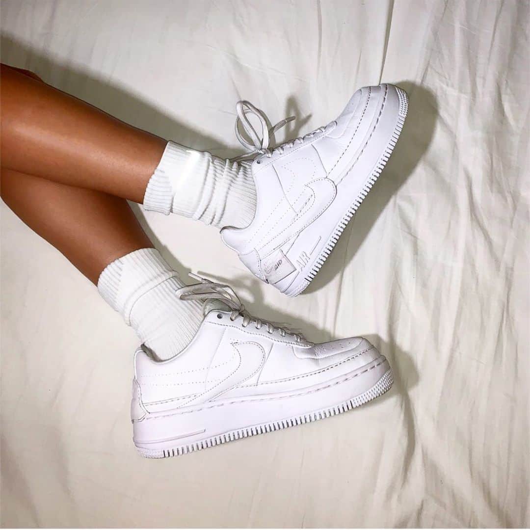 のインスタグラム：「Good morning Bali 📷 I got lots questions for my kicks👟 NIKE AIR✔️ @nike  昨日ストーリー載せたらいっぱいDMがきてたから載せるねっ📷 NIKE AIR✔️ ・ 横のデザインが普通のエアフォースと違くて可愛いの📷ヒールもあって好き！海外行く時は1個は絶対スニーカーを持って行くよってか履いていく❤︎航空会社によってはサンダルがダメな事があったりするし、なんせ、私はスニーカーがだ！い！好き！！ 真っ白なスニーカーは特に好き！#NIKE #AIR #Sneaker #kicks #love」