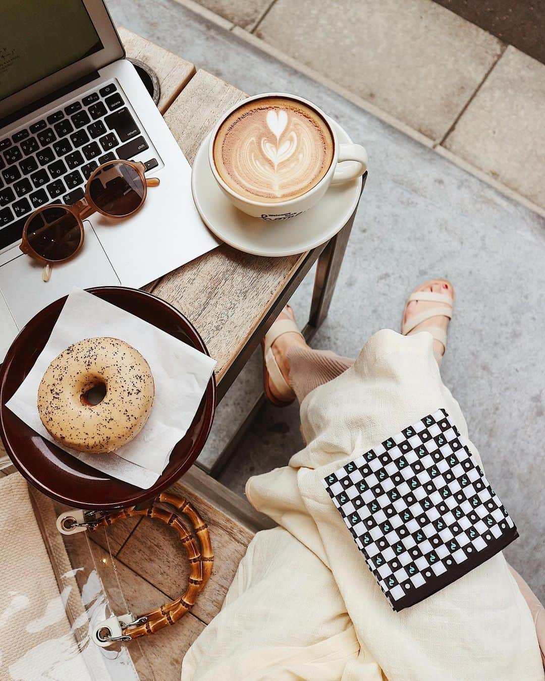 さんのインスタグラム写真 - (Instagram)「・ ☕️＋🍩＝😍 一応365日ダイエット意識していますが、コーヒーと甘いものの組み合わせはカロリーが緩和される気がしてついついね😂♡ ・ よくコーヒーをこぼすので最近はやっとハンカチを膝に置くことを学びました☺️笑  モードなハンカチは @am_i.tokyo のもの。首に巻いてもかわいいし質が良いので気に入ってます🕊クーポンコードを頂いているのでハンカチお探しの方はぜひ😊 ▷CP10AA2 ・ ・ #coffee #coffeetime #am_i_tokyo #ハンカチ #☕️ #🍩」5月21日 10時37分 - natsukoakahani