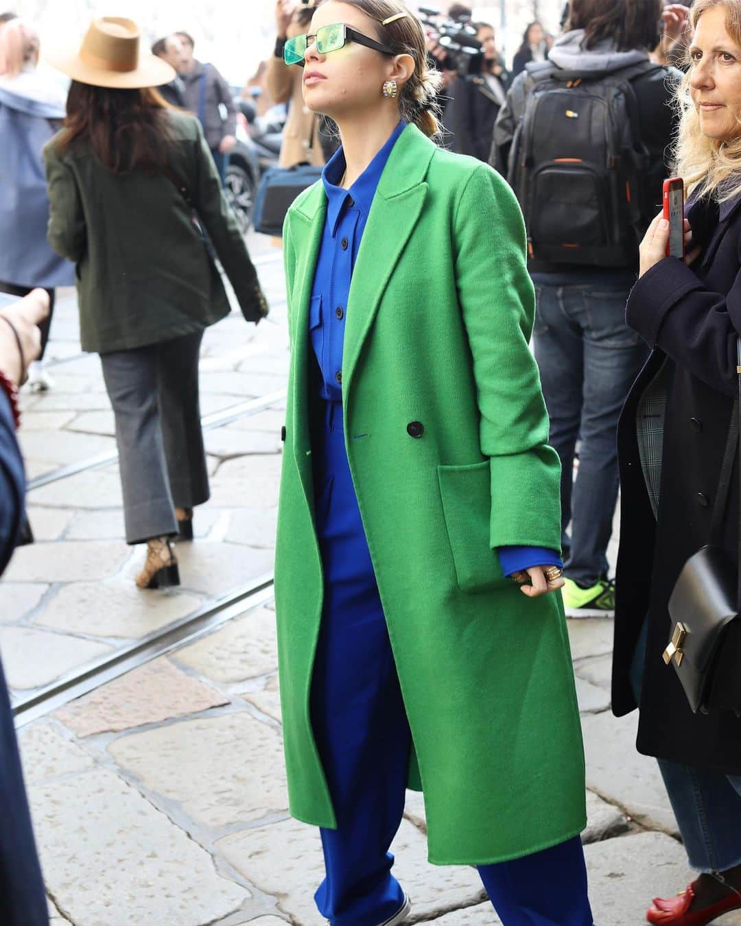 Lee Oliveiraさんのインスタグラム写真 - (Lee OliveiraInstagram)「Standing out in the crowd. That tradition saying “blue and green should never be seen” has long gone. What do you think? . . #fashion #streetstyle #style #moda #mode #blueandgreen #streetphotography」5月21日 10時37分 - leeoliveira