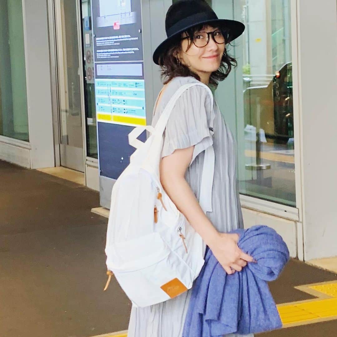 風間ゆみえのインスタグラム：「今回の旅の機内スタイルは、 @stylings_official のクラッシュプリーツのセットアップを。  普段はパンツスタイルが多いのですが、 起きたらとても蒸し暑くて…、軽くてドライな質感が、暑がりな私にはちょうど良い、シワも気にならないし、セットアップは華やかに見えるしこれいい！最高〜‼︎ 差し色にはMYLANのブルーのストール、バッグは身軽にリュック‼︎ 気持ちのいい白を選んで✨ 行ってきます^_^！ #yumie_k_style」