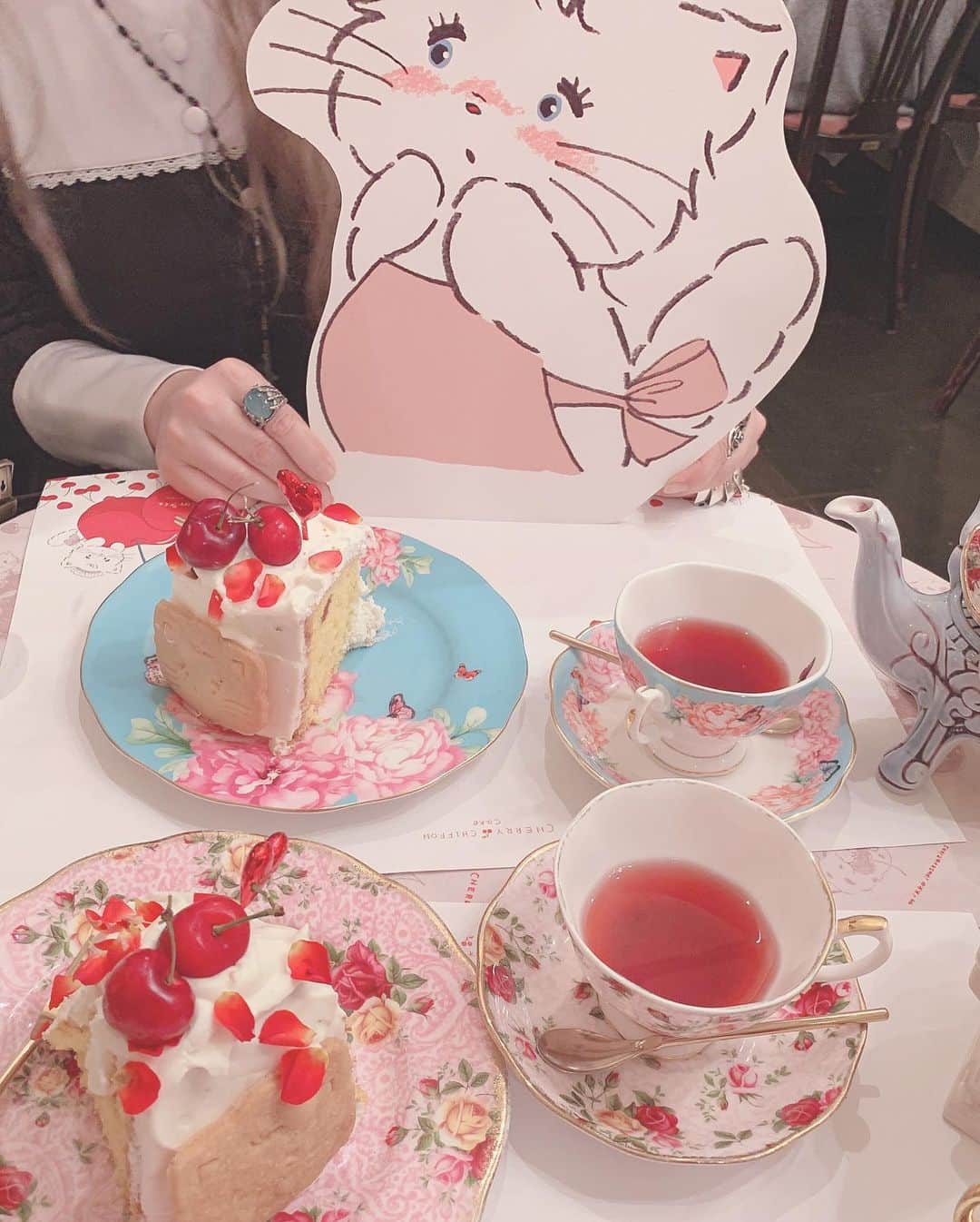青木美沙子さんのインスタグラム写真 - (青木美沙子Instagram)「みっこさんとアコリットさんコラボのスイーツを食べに行きました💓 ねこちゃん可愛くてオシャレで大満足🍒大好きなカフェ☕️アコリットさん💓💓💓癒しの場所です💓💓💓 #アコリット #mikko さん #目白カフェ #ロリータファッション」5月21日 10時43分 - misakoaoki