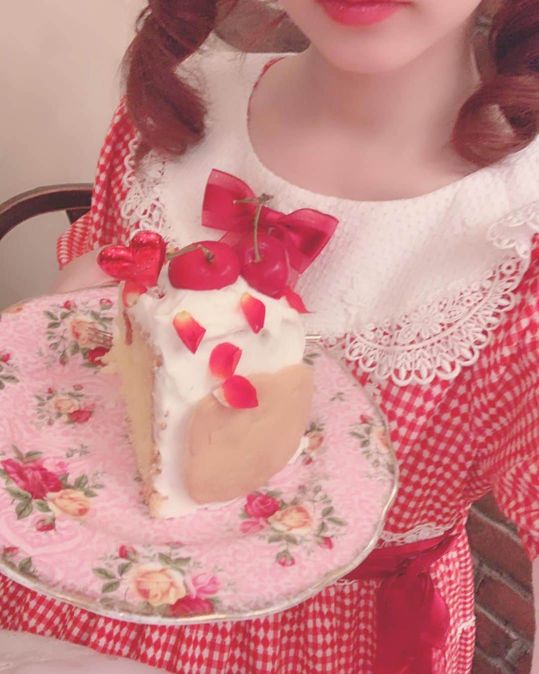 青木美沙子さんのインスタグラム写真 - (青木美沙子Instagram)「みっこさんとアコリットさんコラボのスイーツを食べに行きました💓 ねこちゃん可愛くてオシャレで大満足🍒大好きなカフェ☕️アコリットさん💓💓💓癒しの場所です💓💓💓 #アコリット #mikko さん #目白カフェ #ロリータファッション」5月21日 10時43分 - misakoaoki