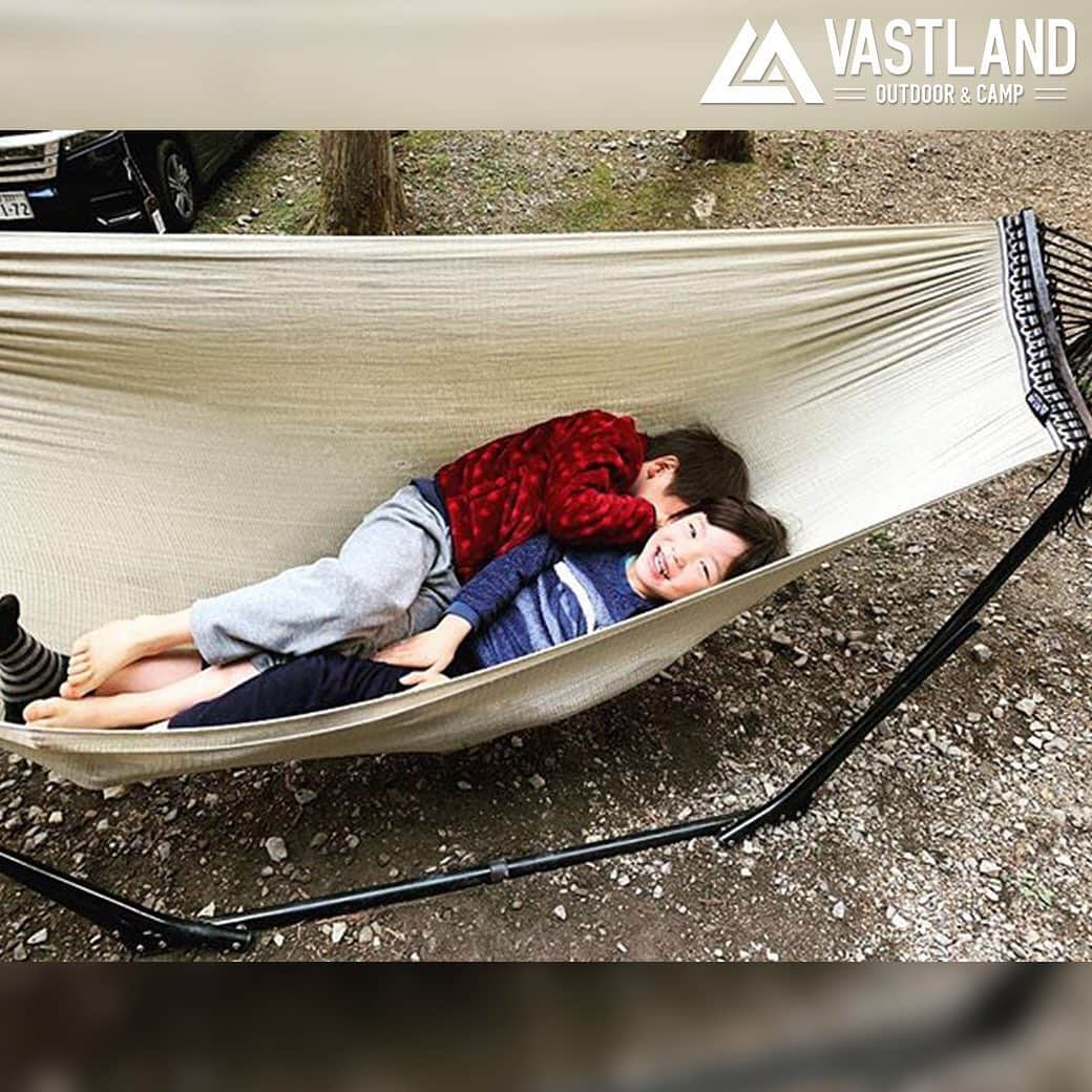 VASTLANDさんのインスタグラム写真 - (VASTLANDInstagram)「【VASTLAND×REPOST】 . .. 耐荷重300kg💪なのでこどもたちが4人で遊んでも大丈夫👌✨ . だいたい取り合いになりますよね🔥 . .. Photo by @oga00jun 1550 様 ※ @oga00jun 様は【#VASTLANDハンモック】キャンペーンのご当選者様です。 . VASTLAND公式アカウントでのリポスト希望の方は【#VASTLANDリポート】を付けてVASTLAND製品をご投稿ください！ . .. ・掲載ギア・ #ハンモック . .. ▲▽掲載ギアはプロフィールのリンク（ @vastland.jp )もしくは、画像をタップしてチェック！▽▲ . .. #VASTLAND #ヴァストランド #キャンプ #camp #キャンプ好きな人と繋がりたい #キャンプギア #キャンプ道具 #キャンプ用品 #ソロキャンプ #デイキャンプ #ファミリーキャンプ #ファミキャン #グルキャン #ソロキャン #オートキャンプ #キャンプ女子 #キャンプ初心者 #キャンパー #キャンプ好き #キャンプしたい #アウトドア #outdoor #ベランピング #🏕 #⛺」5月21日 10時44分 - vastland.jp