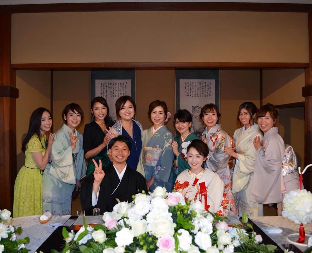 新海史子さんのインスタグラム写真 - (新海史子Instagram)「結婚式 その2 友人が大集合したらえらく華やかで賑やかで圧倒されました。 あっちもこっちも美人だと親戚のおじさんが写真撮りまくっていたそうです。（許可を得て） #鍋茶屋 #新婦友人 #おもしろかわいい人々」5月21日 10時44分 - shinkai.0305