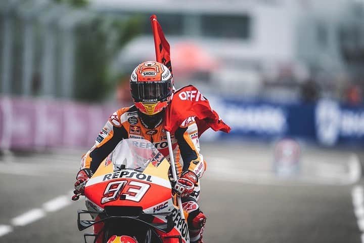 Honda Powersports USさんのインスタグラム写真 - (Honda Powersports USInstagram)「Congratulations to Repsol Honda's @marcmarquez93 on a dominant finish at the #FrenchGP in Le Mans.  Not only is it Marc's 3rd win of the season but it is also Honda's 300th win in the premier class.  A historic day indeed! 🏆🏁」5月21日 10時48分 - honda_powersports_us