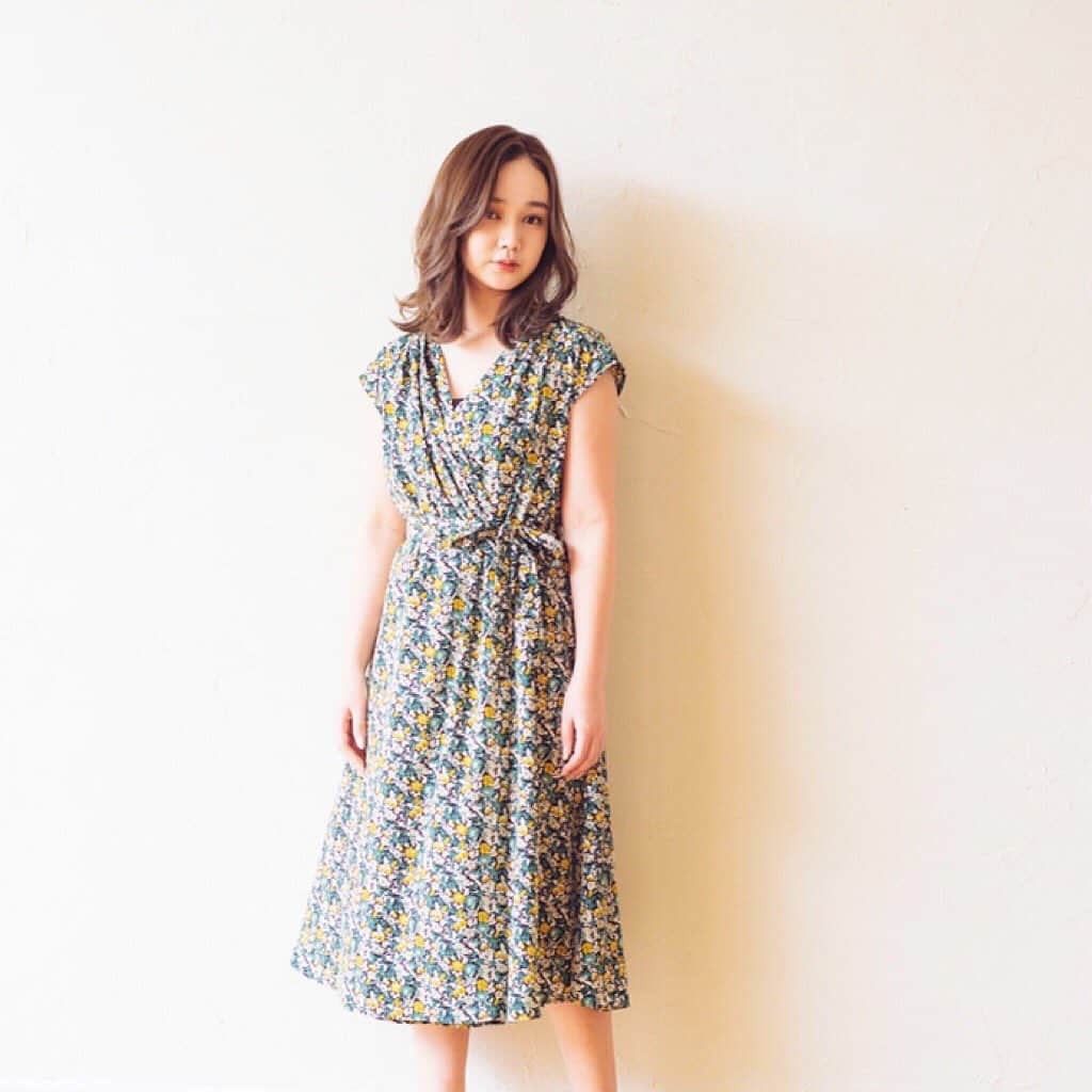 西本早希のインスタグラム：「・ この間のお仕事で とてもタイプだった ワンピース 🥺♡ 普段 柄物あんまり着ないけど この形なら 大人っぽく着れて 🙆🏻‍♀️♡ ・ ・ #vis #rikaizumi  #sakinishimoto  #泉里香 #西本早希」