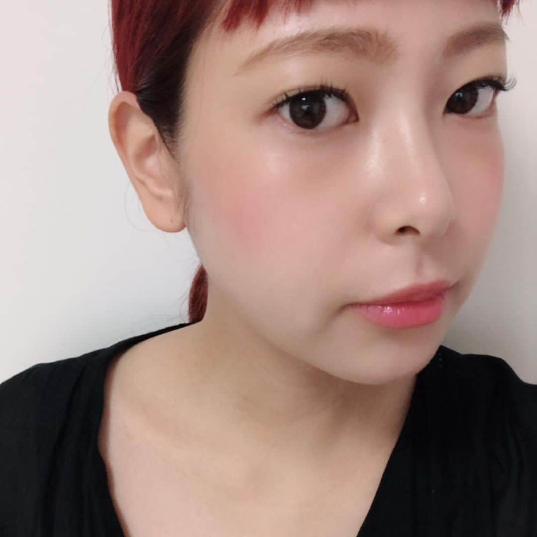 知念美加子さんのインスタグラム写真 - (知念美加子Instagram)「Make up 😛 ・ ・ 帽子で目見えないからいっか〜て、アイメイクはなし笑 その代わり、ツヤツヤチークを強めと、カラーリップ🧡 ・ ・ ハイライト使ってないのに、なぜか変なことツヤツヤ。笑 久々に使ったリキッドファンデ使ったから？ ・ ・ チーク @maccosmetics  リップ @yslbeauty ヴォリュプテプラントインカラー4 ・ ・ #cosmetics #makeup #ヘアメイクもファッションの一部」5月21日 11時00分 - chinenmikako