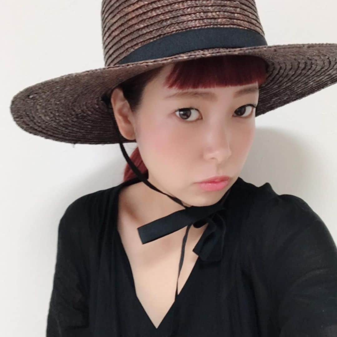 知念美加子さんのインスタグラム写真 - (知念美加子Instagram)「Make up 😛 ・ ・ 帽子で目見えないからいっか〜て、アイメイクはなし笑 その代わり、ツヤツヤチークを強めと、カラーリップ🧡 ・ ・ ハイライト使ってないのに、なぜか変なことツヤツヤ。笑 久々に使ったリキッドファンデ使ったから？ ・ ・ チーク @maccosmetics  リップ @yslbeauty ヴォリュプテプラントインカラー4 ・ ・ #cosmetics #makeup #ヘアメイクもファッションの一部」5月21日 11時00分 - chinenmikako