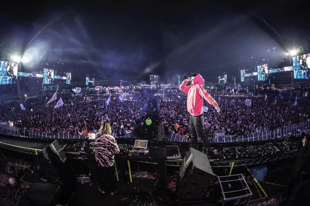 Zeds Deadさんのインスタグラム写真 - (Zeds DeadInstagram)「Edc you were beautiful last night. Truly thankful to be able to go on a ride with so many of you! We played a lot of new stuff and it was great to see your reactions. Peace and love ✌️❤️」5月21日 10時56分 - zedsdead