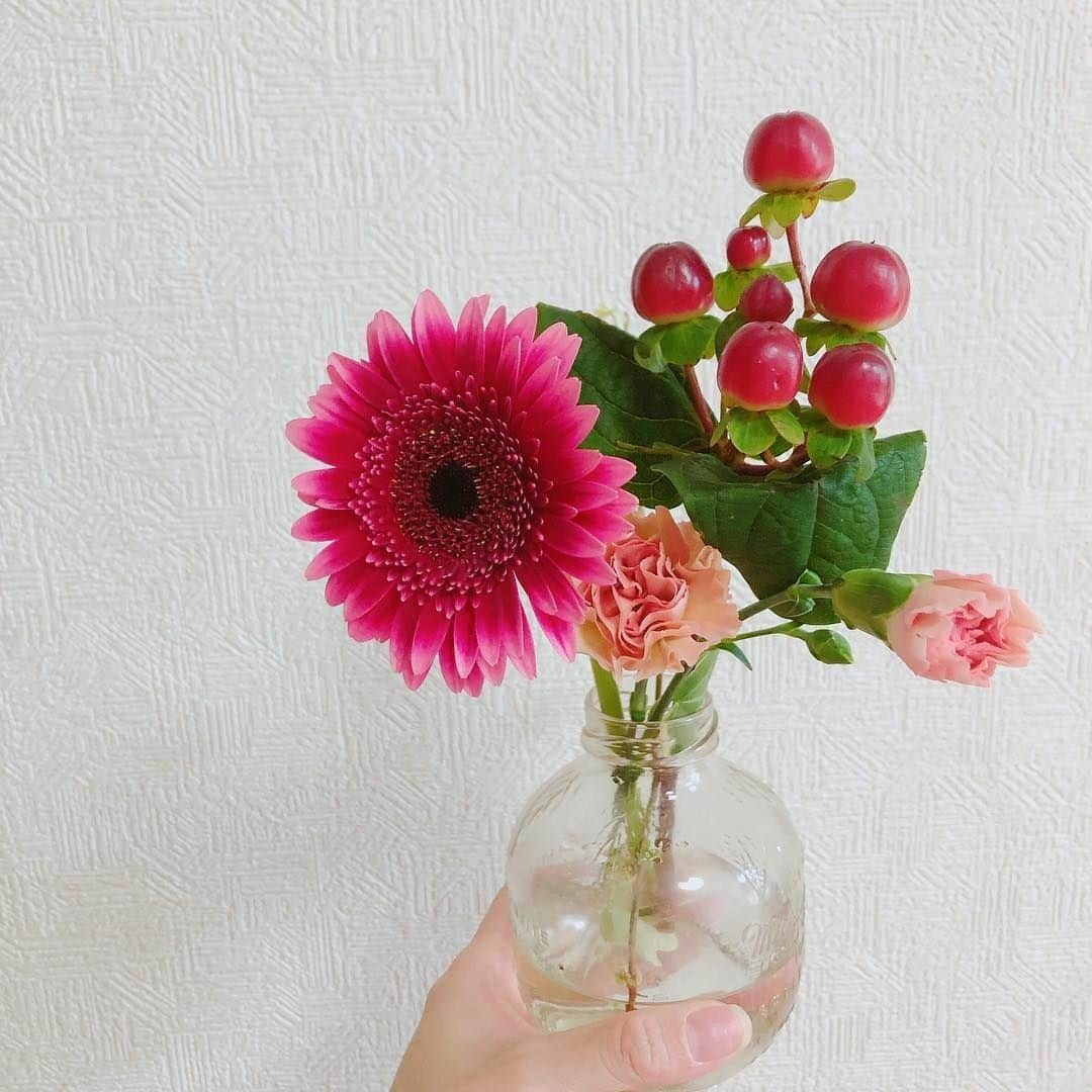 Bloomee LIFEさんのインスタグラム写真 - (Bloomee LIFEInstagram)「・⠀ 季節に合わせたお花をセレクトしてお届けしてくれるので⠀ 何が届くかお楽しみ💕⠀ ・⠀ Special Thanks Photo by⠀⠀⠀ @_s.mama_⠀ ・⠀⠀ ころんとした形の空き瓶に⠀ さっと飾ってくださいました💐⠀ アイデア次第で身近なものを⠀ 活用してお花を楽しむことができます🌸⠀ ・⠀⠀ #bloomeelife#ブルーミーライフ#花のある生活#花好きな人と繋がりたい#おうち時間#花部#花写真#花が好き#花を飾る#暮らしを楽しむ#日々の暮らし#丁寧な暮らし#日々#お花のある暮らし#ナチュラル#素敵な休日#暮らしを整える#くらしのきほん#日々の暮らしを楽しむ#丁寧に暮らす#flowerstagram #花束#マルティネリ#フラワーアレンジメント#フラワーベース#ミニブーケ#ナチュラルインテリア#シンプルインテリア#アンティーク#フラワーアレンジ」5月21日 11時00分 - bloomee