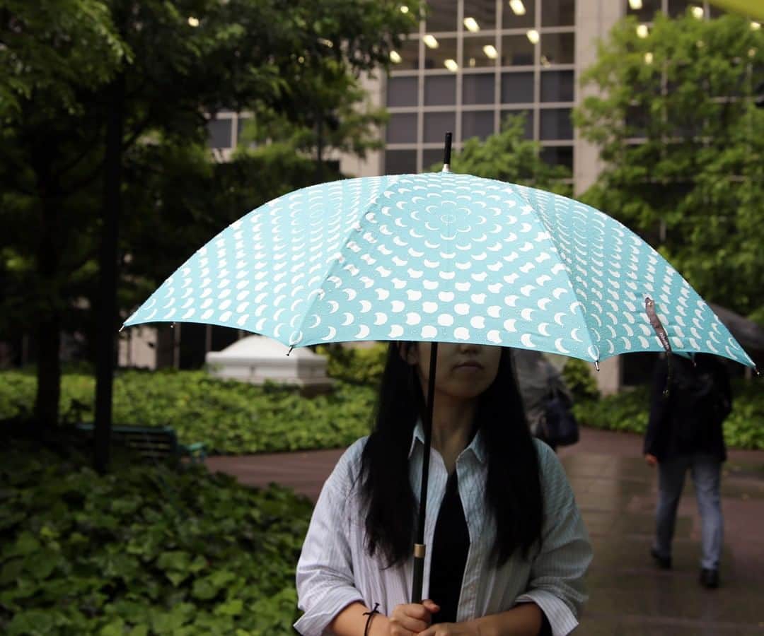 KOZLIFEさんのインスタグラム写真 - (KOZLIFEInstagram)「今日の東京は雨模様。 結構激しく降っていますよ～🌧️ どんより空の日こそ、お気に入りの傘の出番です！！ これからの梅雨のシーズン、傘を新調してみるのはいかがでしょうか？ . -登場したアイテム- KURA(クーラ)/フラワーパワーアンブレラ . ◎商品は当店トップページのバナーorプロフィールのURLからどうぞ。 ▶︎ @kozlife_tokyo . #KOZLIFE #japan #LoveFoodLoveLife #Interior #instahome #instagood #instajapan #livstagrammer #myhome #kura #lisbetfriis #暮らし #北欧インテリア #北欧雑貨 #インテリア #丁寧な暮らし #シンプルライフ #暮らしを楽しむ #リズベットフリース #フラワーパワー #テキスタイル #お気に入り #傘 #北欧デザイン #雨の日」5月21日 11時05分 - kozlife_tokyo