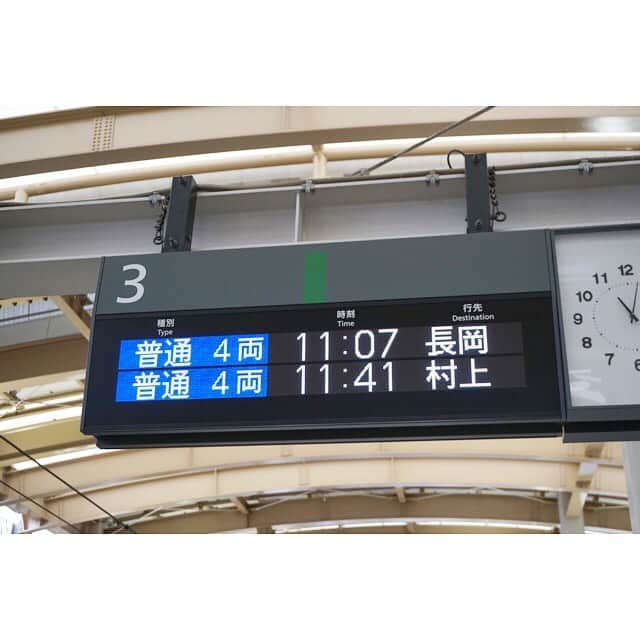 岩間瞳さんのインスタグラム写真 - (岩間瞳Instagram)「【#只見線 のたび①】 . 思いたったらなんとやらで １泊2日ですが福島に遊びに行くことにしました💓 （2週間ぶり新年度5回目の福島） （っていうか行きすぎ？） . ただ普通に行くのはもったいないので 新潟から長岡まで南下して小出通って 只見線に乗って帰ります🚃✨ . 福島時代に只見線の写真は何回か撮ったことがありますが 乗ったのは2回だけ... しかも会津若松→会津川口という限られた区間。 今回は逆ルートで全区間制覇します！ . 雨で電車が止まらないことだけを 願うばかり... 福島では7連覇に輝いた日本酒も飲んできちゃおう🍶 . #信越本線 #長岡行き #只見線大好き #新潟の列車 #福島の列車 #撮り鉄子 #乗り鉄子 #駅弁食べて #酒も飲みたい」5月21日 11時22分 - iwama1313