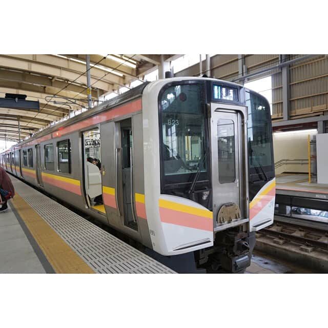 岩間瞳さんのインスタグラム写真 - (岩間瞳Instagram)「【#只見線 のたび①】 . 思いたったらなんとやらで １泊2日ですが福島に遊びに行くことにしました💓 （2週間ぶり新年度5回目の福島） （っていうか行きすぎ？） . ただ普通に行くのはもったいないので 新潟から長岡まで南下して小出通って 只見線に乗って帰ります🚃✨ . 福島時代に只見線の写真は何回か撮ったことがありますが 乗ったのは2回だけ... しかも会津若松→会津川口という限られた区間。 今回は逆ルートで全区間制覇します！ . 雨で電車が止まらないことだけを 願うばかり... 福島では7連覇に輝いた日本酒も飲んできちゃおう🍶 . #信越本線 #長岡行き #只見線大好き #新潟の列車 #福島の列車 #撮り鉄子 #乗り鉄子 #駅弁食べて #酒も飲みたい」5月21日 11時22分 - iwama1313