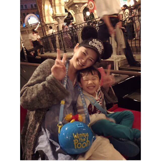 睦のインスタグラム：「5歳の誕生日の 友人夫妻の 息子くんと ディズニー・シーへ。  以前から、 約束してたんです。  昼から合流。  お子ちゃまと行くと 乗るものが変わるので、 また違う遊び方が出来て 楽しいですね🤗  普段は乗らない アトラクションを 満喫しました。  同じ席での搭乗の ご指名を受け続けて 喜んで乗りまくり。  ワールプール、 スカットルのスクーター、 フランダーの フライングフィッシュコースター。  三半規管の衰えを無視して、 がんばりましたよ！苦笑  ご両親同行の デイトみたいでしたぁ♡  ファンタズミック！を見た 興奮さめやらずの後、 ヴェネツィアン・ゴンドラに 乗り。  さっきまで、 ミッキー達が居た場所に 漕ぎだしていけるなんて 素敵すぎ。  ゴンドラで、 5歳児くんの誕生日を キャストさんや 他のゲストさんが 歌って祝ってくれて、 また 幸せのお裾分けを もらえた気分。  楽しかったねーと 解散する時は、 楽しすぎたほど お名残惜しいのは、 毎度の事ですねぇ。  また、 一緒に行こうねん。  お誕生日おめでとう。  なほちゃん、 お誘いありがと😘  #友達ファミリー と #tokyodisneysea  #tokyodisneyresort  #friendsfamily  #friend  #girlfriend  #girlfriends  #お誕生日  #お誕生日ディズニー  #5歳児  #birthdaydisney  #ベネツィアンゴンドラ  #マーメイドラグーン  #mermaidragoon  #ありがとう  #スカットルのスクーター  #年パス の醍醐味 #東京ディズニーシー  #東京ディズニーリゾート  #年間パスポート  #pooh  #venetiangondolas  #ディズニーシー  #ディズニーリゾート  #gondolas  #winniethepooh  #model  #lyricist  #井上睦都実 #睦」