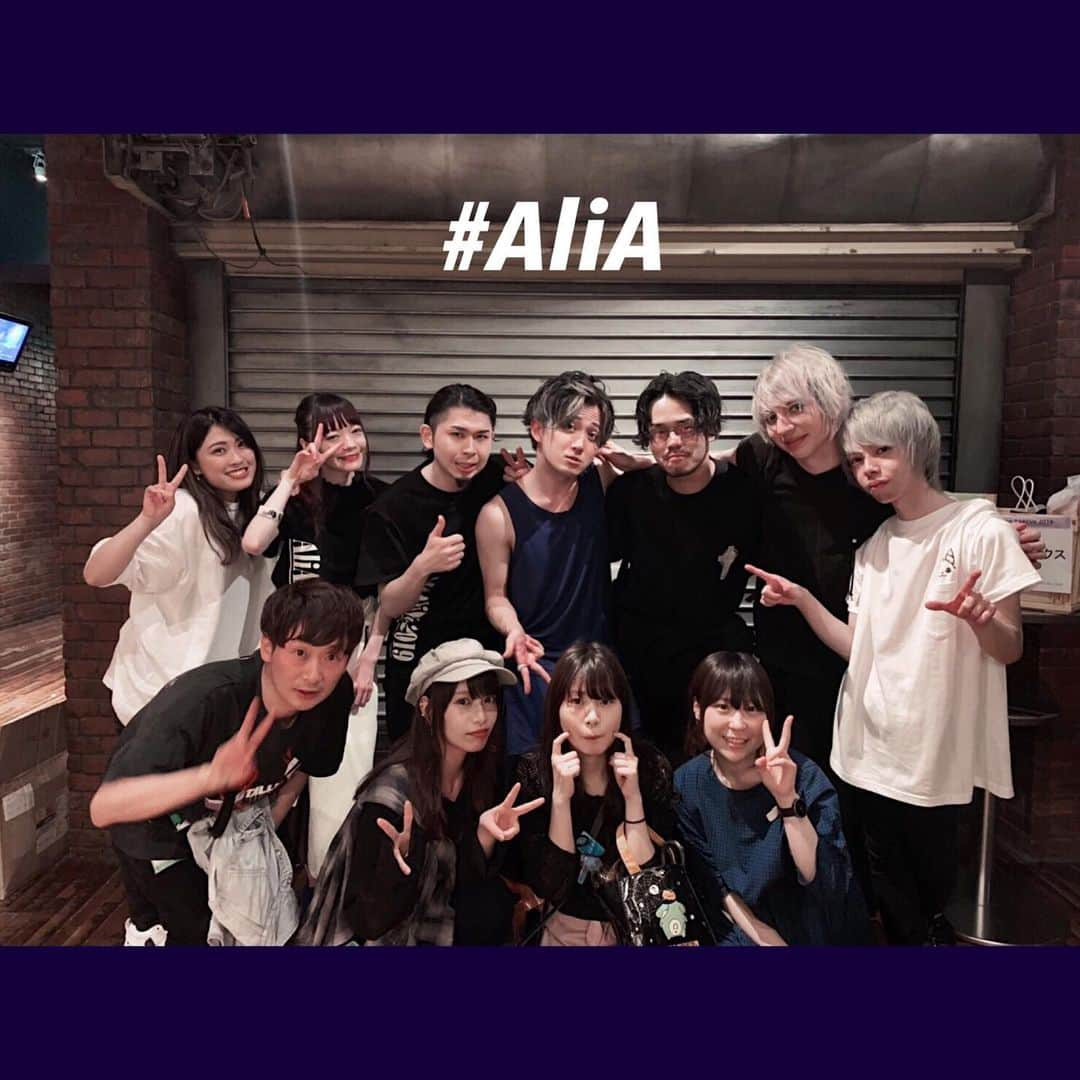 渡邊りつさんのインスタグラム写真 - (渡邊りつInstagram)「#AliA . @alia___official . 仲良しメンツでお邪魔してきた 🤘🏿 素晴らしく良いliveでした。 いつも熱くて熱くて最高 ☄️☄️☄️ . もっともっと大きなステージで AliAを見たいと改めて感じた 🚶🏿‍♀️ 私も色々と頑張ろう～ ☺︎☺︎☺︎ それにしても #今日 #雨 #やばめ . #alialive #アリア #渋谷quattro #live」5月21日 11時41分 - w.rw.r