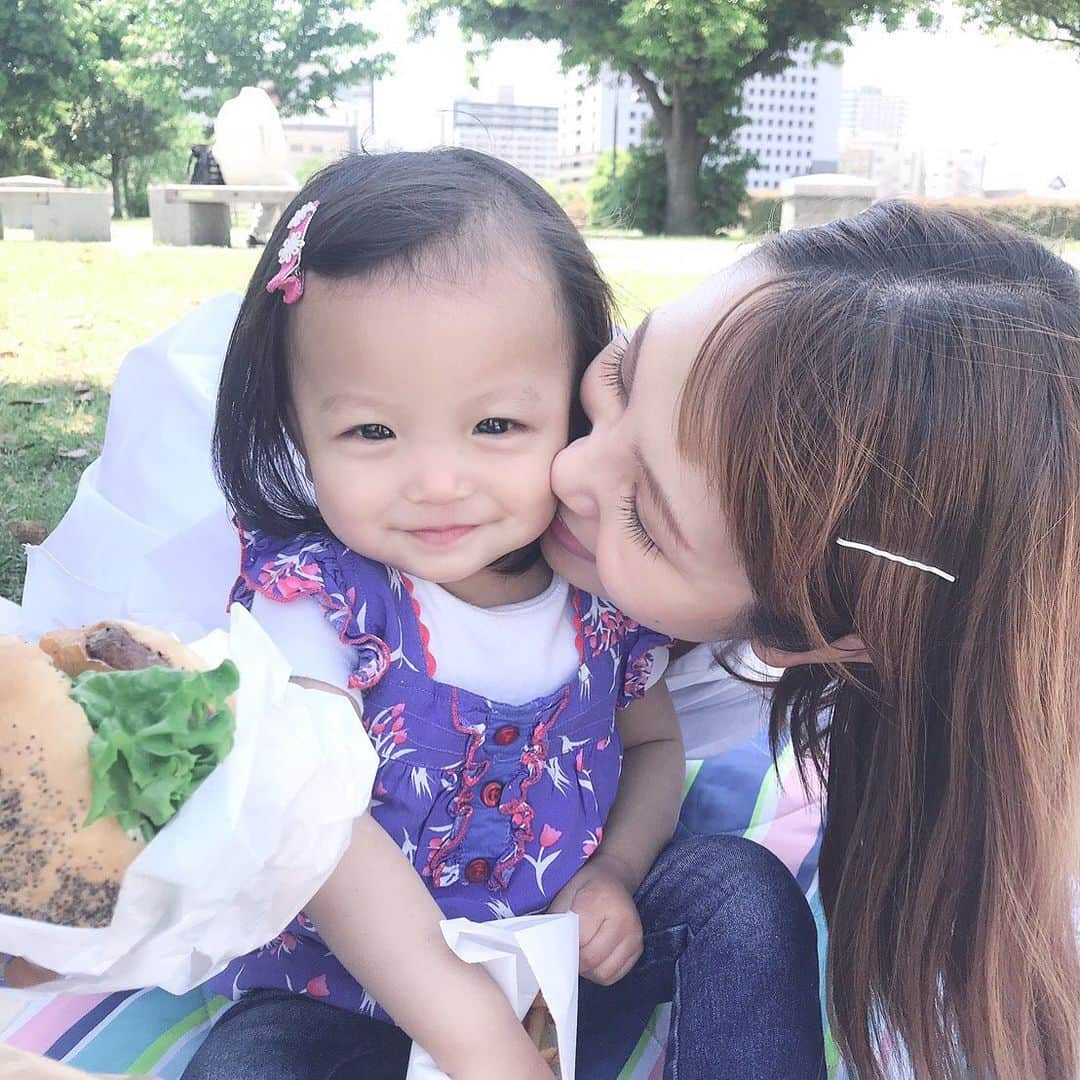 福長優のインスタグラム：「♡ #断乳 についてＤＭもらっていたので 書かせてもらいます💫 まとめるの下手で 無駄に長いのでスルーして下さい。笑  とっても少食で ２４時間おっぱいおっぱいで 〔お風呂もトイレもご飯作る時も吸いに来るww〕 私もけっこうストレスになっていたので 思い切って断乳する事に決めました！  やめると決めた日は お昼までいつも通りあげて 言葉の意味も分かってるか分からないけど 《もぅおっぱいバイバイね〜》 って言い聞かせて最後にしました。  その後は 絆創膏を貼って、 油性ペンでちょっと怖めの絵を描いて 準備はOK🙆‍♀️ バイバイね〜って言った3分後には 欲しがって泣き続ける娘。 お外に出てひたすらお散歩〜 泣き疲れて寝る〜  の繰り返し。  夜も1時間以上泣き続けたけど、 抱っこで疲れて寝る。  の繰り返し。辛 〔朝方3時間はまとめて寝てくれた〕  私も一緒に泣いてた。笑  でも中途半端な気持ちで断乳する方が 娘も混乱して辛い！ お互いのためにも耐えどき！ と友達からもエールをもらい乗り越えた。  2日目は 日中は外で疲れるまで遊んだので 抱っこしたら速攻で寝てくれた！〔感動〕 2日目にしてあんまり欲しがらなくなっていたので え？成功？♡ って思っていたけど やっぱり夜中は30分ぐらいギャン泣きを ３回ぐらい！ ひたすら抱っこで寝かしました。  3日目も4日目〜も日中は外遊び！ 3日目の夜は ゴロゴロしてたら勝手に寝てくれた！ 〔また感動🥺🥺🥺🥺〕 夜中は２回ぐらい起きたけど、 トントンしたり抱っこしたりしたら すんなり寝てくれた♡♡ おっぱいの事はまだ忘れてなさそうだけど ダメって事は分かってたみたい！ だからシクシク泣いてた。 可哀想だったけど、ここまで頑張ったので あとは他の要望に答えるのみ！  そしたら、あんなに少食だった娘が 嘘みたいに食べる食べる！ 1日中食べるようになりました！ 〔それはそれでまた大変😹〕 私と娘の断乳は 4日間って感じでした！ 今でも朝方に１回起きるけど 〔朝まで寝てくれないw〕 私も娘もまとめて睡眠をとれるように なって最高♡♡♡ 何回も心折れそうになったけど 頑張って良かったです！ これから断乳されるママ達！ たくさん泣かれて辛いと思うかも しれないけど、そこを乗り越えれば 最高な達成感と 子供の成長を見れると思います♡  #1歳1ヶ月 #断乳レポ  #ポイントはひたすら耐える」