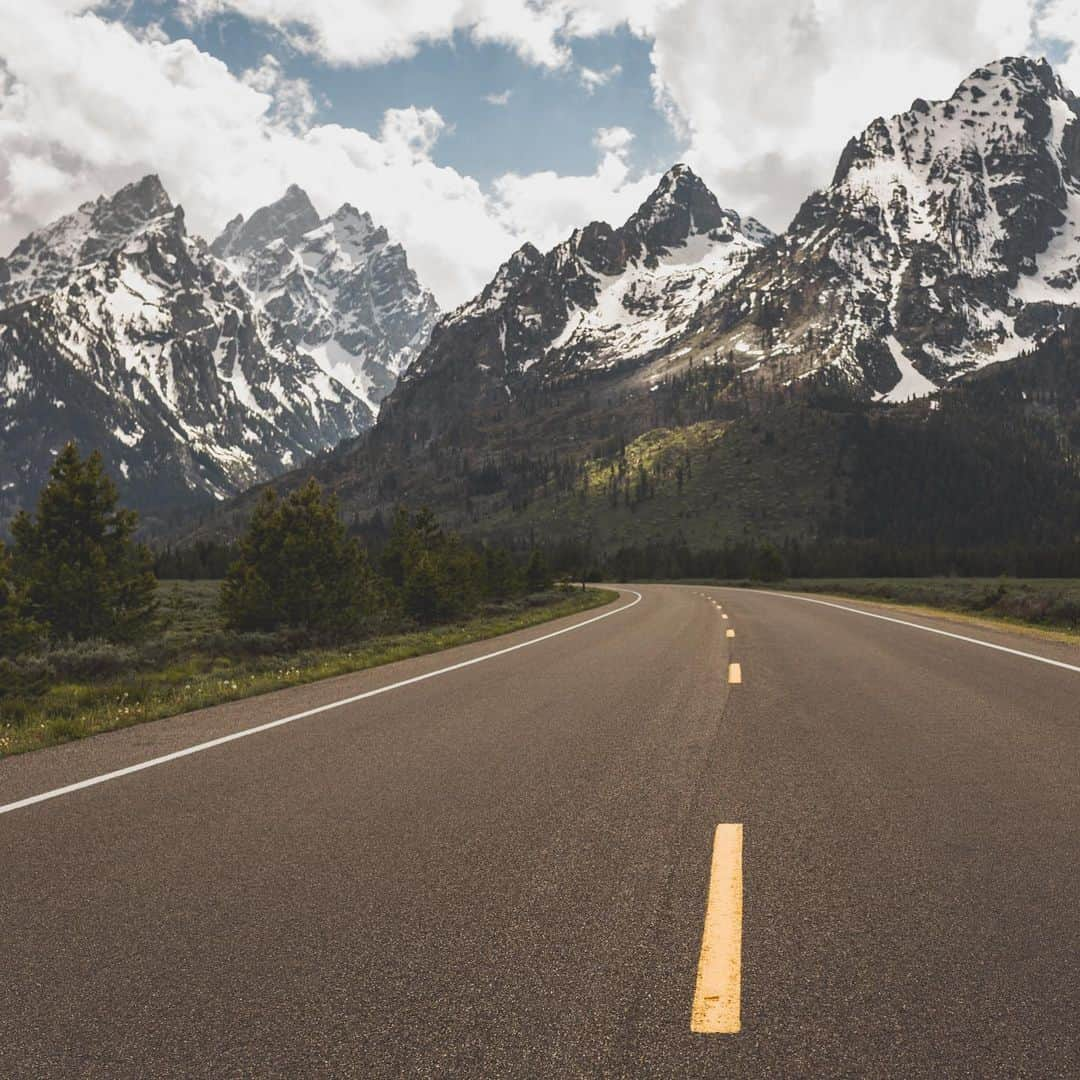 FOLKさんのインスタグラム写真 - (FOLKInstagram)「Roads and journeys are funny reminders that life is a constantly moving expedition in and out of places known and unknown. Yesterday I took a long drive from New Jersey to Kentucky (not this photo) down through the mountains and on across to the western end of my home state. I drove down a chunk of i81 that I hadn’t since 2013 when I drove a uhaul clear up to upstate New York to retrieve nearly all of my belongings after the winter weather was just too frigid for my southern soul. I stopped at a barn sale that I think I had heard of before in a past life, but honestly do not know. I stopped for fruit tea and to see friends before continuing my journey on towards the setting sun and the steepening hills of West Virginia. There was something about that drive that just got into my veins, it got deep inside me and had me longing for a past, longing for an identity and a direction I used to so deeply love. I knew my journey would end here in Kentucky with me packing my current office as I prepare to create my dream studio down on the farm...a place I’ve longed to own since long before I can remember. Today as I began sorting and packing and tossing I came across a stack of long forgotten relics of a past life and it made me crave that identity and that mission even more than I do each day. A lifetime ago we used to do real physical issues of FOLK. Issues I’d piece together with my team. Issues I’d design with my amateur skills on my laptop and we’d send em off to print with their grassroots indie quirks. Today made me long for a return to that identity and a return to that idea that I got to create a little piece of story and narrative...a piece designed to feed the soul....」5月21日 11時43分 - folkmagazine