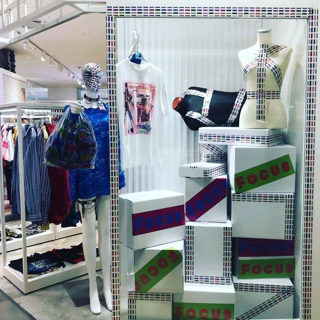 Laforet HARAJUKUさんのインスタグラム写真 - (Laforet HARAJUKUInstagram)「5.21-5.30 POP UP SHOP / 1F ENTRANCE SPACE 💫WAYLLY . 5.21-5.30 POP UP SHOP / 2F CONTAINER 💫Focus 💫Armee POP UP STORE “STEREOTYPES” 💫CROWS -VINTAGE WAREHOUSE- . 1枚目：WAYLLY 特殊なナノレベルの素材により壁にくっつき、自撮りや動画鑑賞、料理シーンなどさまざまな場面で活用できると話題の次世代スマホケースブランド・初のPOP UP SHOP。雑誌Popteenモデル・鶴崎乃愛プロデュース商品をお買い上げの方先着300名様へ、5.26(Sun)にサイン会を開催。 . 2枚目：Focus 『Low Price, Hi fashion』 服や人、ものや空間、一枚一枚、一人一人の個性に焦点を当て、幅広いスタイルを発信する下北沢の古着屋。次世代のファッションアイコンに注目し、彼らと一緒にファッションを楽しめる新感覚体感型ショップ。 . 3枚目：Armee POP UP STORE “STEREOTYPES” 九州を拠点に活動するArmeeと、東京発出店ブランドを集めたPOP UP SHOP。“STEREOTYPES”(固定概念)をコンセプトに、ハンドメイドアクセサリー、財布、バッグ、素材にこだわった革小物など、さまざまなテイストのアイテムが並びます。 . 4枚目：CROWS -VINTAGE WAREHOUSE- 90sストリートブランドをメインに取り扱う、千葉県木更津市の古着屋。看板も電話もホームページもない中、発信はインスタグラムのみというスタイルで、2014年オープン当初から全国各地のみならず海外からもコレクターが来店。 . #WAYLLY #ウェイリー #携帯ケース #スマホケース #iPhoneケース #used_focus #下北沢 #下北沢古着屋 #armee_official #ハンドメイド #アクセサリー #財布 #バッグ #革小物 #CROWS木更津　#CROWSKISARAZU #CROWS #古着 #used #laforet #harajuku #laforetharajuku #ラフォーレ #原宿 #ラフォーレ原宿 #popupshop #期間限定 #CONTAINER」5月21日 11時41分 - laforet_h