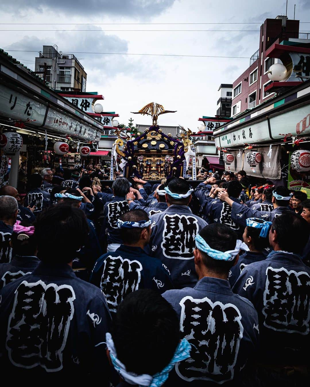 田村幸士さんのインスタグラム写真 - (田村幸士Instagram)「. 三社祭  今年の３月にスキーのご縁でお声がけいただいた。 知りたいんじゃない、感じたいと思い３日間参加させていただきました。  ずっと鳥肌が立ちっぱなし。 ３日とも神輿に肩を入れさせていただき、祭の粋と意気を感じ最高に楽しい３日間でした。  最終日の朝６時、浅草神社。 本社の大神輿３基が境内から担ぎ出され、１日かけて東、西、南の各方面に分かれて巡行。 そして三社祭のクライマックの「宮入り」。 宮入りでは３基の神輿のうち「一之宮」だけ、雷門をくぐり、仲見世通りを通って浅草神社へ入ることができます。 令和元年で当番町会、宮入りで一之宮に肩を入れる。 そんな貴重な経験をさせていただきました。  さらに、宮入りのなかのクライマックス、神輿を庫に納める「庫入れ」も務めさせてさせていただきました。  神輿を担ぐことはもちろんですが、その合間に祭の雰囲気を感じたり、メンバーのみなさんと食べて飲んで大笑いして。 祭はそのひとつひとつの儀式なども大切だし楽しいけれど、この祭の雰囲気に身を任せてその場所で思い切り楽しむことも最高。これぞ日本の男の姿、日本の祭だなと。 もちろん着物、浴衣、そして半纏姿の女性も最高に美しいし格好いい。  仲見世町会のみなさま、そして祭好會のみなさま、本当にありがとうございました！  ６月８日９日は「鳥越神社大祭」があります。 都内で最大級といわている千貫神輿の渡御は物凄い迫力だそうです。 お時間のある方は是非！ . . . . #三社祭 #祭好會 #浅草神社 #浅草寺 #仲見世通り #仲見世町会 #雷門 #神輿 #担ぎ屋 #和装 #半纏 #伝統文化 #日本文化 #三社祭2019 #写真好きな人と繋がりたい #streets_vision #streetclassics #streetmagazines #discovertokyo #ig_japan #wu_japan #nipponpic #lovers_nippon #bestjapanpics #unknownjapan #japanculture #japantraditional #tokyocameraclub #japan_focus #japanesefestival」5月21日 11時52分 - kojimg