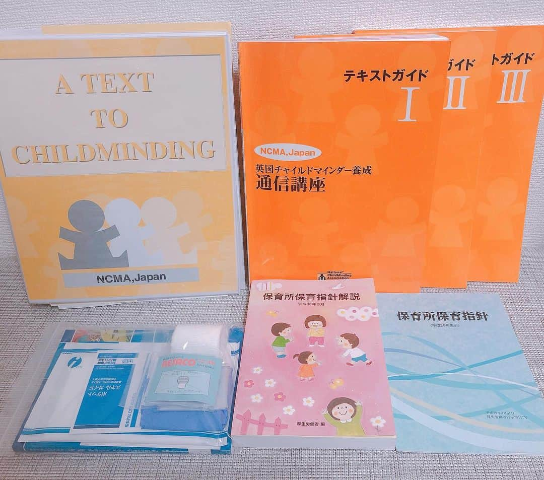 大河原あゆみさんのインスタグラム写真 - (大河原あゆみInstagram)「頭から煙が出そうなくらい、毎日勉強しています（笑） ・ この度、【チャイルドマインダー協会特別講師】に任命頂きました。 ・ チャイルドマインダーは、イギリス発祥の家庭的保育のプロフェッショナルを育成する資格。 ・ 資格取得のための授業をVTR化し、全国的に授業を受けやすくすることで、保育に携わる方々の増加を目指すことが目的です。 ・ 自分が単純に資格取得をするならまだ簡単なのですが、講師として教える立場の依頼。 ・ 更に、映像化するには、ヌケモレなく的確にまとめ、飽きない進行にするべく、自分で原稿化した上で完全に暗記して挑むため、１回１回身につけるべき知識も膨大な量（笑）これを全１３回分撮っていきます。 ・ 私は伝え手のプロではありますが、保育のプロではないので、本当にお受けすべきか悩みました。 ・ でも、自分自身も子育てをしている身として、非常に勉強になる上、赤ちゃんや子ども達の保育環境が足りていない現代社会に、私なりにお役に立てる大きなチャンスだと考えお受けしました。 ・ また、これを機に、幼児・小児の救急救護法の国際資格、MFAジャパン社の研修も受けることにしました。やるからには徹底的に勉強します。 ・ #保育 #チャイルドマインダー #家庭的保育 #赤ちゃん #訪問保育 #在宅保育 #認可外保育施設 #イギリス #資格 #ベビーシッター #アナウンサー #MFA #救急救護 #ワーママ #ママアナウンサー #大河原あゆみ」5月21日 11時51分 - ayumiookawara