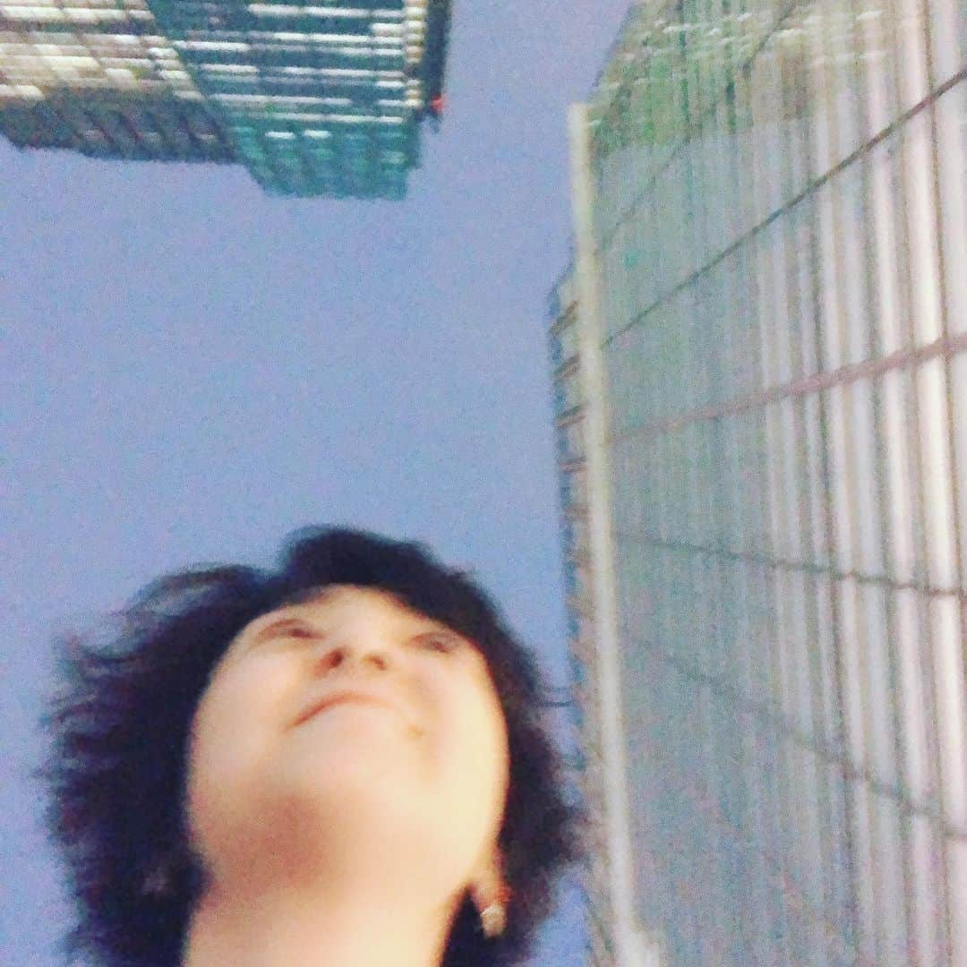 藤田朋子さんのインスタグラム写真 - (藤田朋子Instagram)「昨日はロケが終わって建物を出てロケバスに乗り込む直前からポツポツ‥ そして、ぼつぼつ‥ばばばばばば！と雨。 その後、#ちいこん2019 の打ち上げ。 #朝まで  二次会の店を出て駐車場に向かおうとしたらポツリ、ポツリ。 車に乗り込んだら、あっという間に、土砂降りに。 #藤田朋子 #tomokofujita  皆さん、今日は大丈夫？ #雨」5月21日 11時51分 - chiendormant