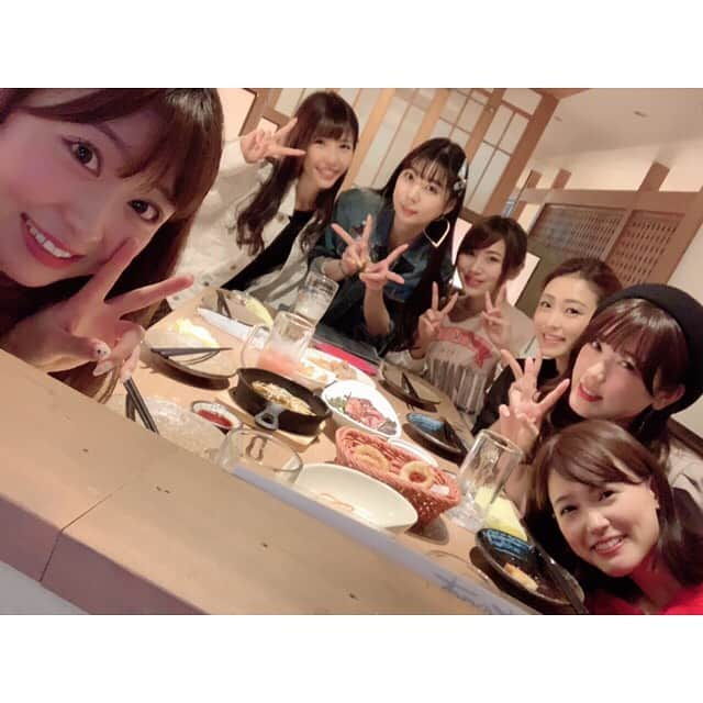 三島ゆかりさんのインスタグラム写真 - (三島ゆかりInstagram)「こないだSUNNY DAY GIRLSで初めてプライベートで集まりました💖😆 はじめはさっちゃんと2人でご飯行く約束をしてて、それがこないだの新堀全員集合の前やったから、その時にみんなにも声かけてみよっか〜ってことで、いっぱい来てくれました🙌✨ 今月はミキティが誕生日なのでサプライズ決行🎂🎈 めっちゃ驚いてくれて嬉しかった👍 驚いてるミキティも可愛い😍 みんなお仕事終わりや予定終わりに参加してくれてありがとう🍎 また是非今度はみぽりんと瑞穂ちゃんも来れる時にやりましょう🥂 #sdg #sunnydaygirls #初飲み #プライベート #仲良し #みんな大好き #スーパードーム #イメージガール #西澤未希 #誕生日サプライズ #大成功 #おめでとうございます #フライングバースデー #楽しかった #鳳ゆま #柚月めい #佐藤夢 #星崎柑那 #白浜さち #原ゆずな #三島ゆかり #ゆかりんご #りんご姐さん #followｍe」5月21日 11時44分 - apple340