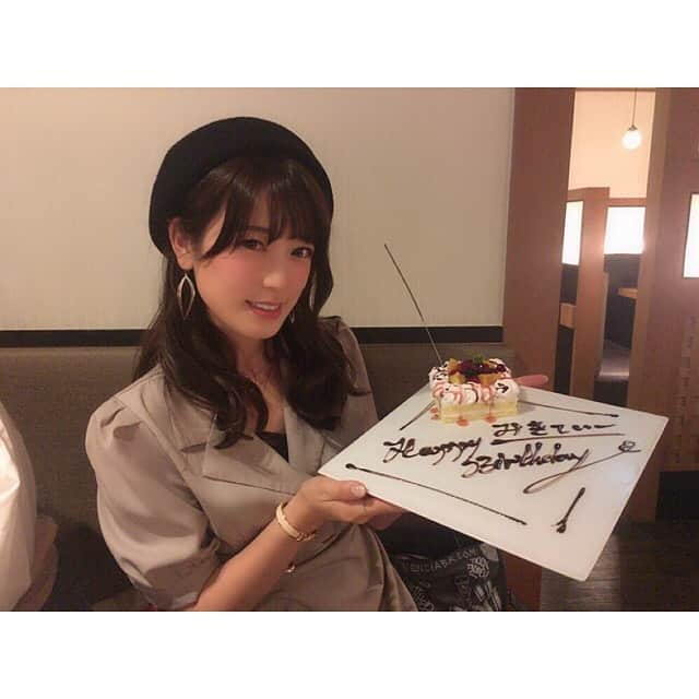 三島ゆかりさんのインスタグラム写真 - (三島ゆかりInstagram)「こないだSUNNY DAY GIRLSで初めてプライベートで集まりました💖😆 はじめはさっちゃんと2人でご飯行く約束をしてて、それがこないだの新堀全員集合の前やったから、その時にみんなにも声かけてみよっか〜ってことで、いっぱい来てくれました🙌✨ 今月はミキティが誕生日なのでサプライズ決行🎂🎈 めっちゃ驚いてくれて嬉しかった👍 驚いてるミキティも可愛い😍 みんなお仕事終わりや予定終わりに参加してくれてありがとう🍎 また是非今度はみぽりんと瑞穂ちゃんも来れる時にやりましょう🥂 #sdg #sunnydaygirls #初飲み #プライベート #仲良し #みんな大好き #スーパードーム #イメージガール #西澤未希 #誕生日サプライズ #大成功 #おめでとうございます #フライングバースデー #楽しかった #鳳ゆま #柚月めい #佐藤夢 #星崎柑那 #白浜さち #原ゆずな #三島ゆかり #ゆかりんご #りんご姐さん #followｍe」5月21日 11時44分 - apple340