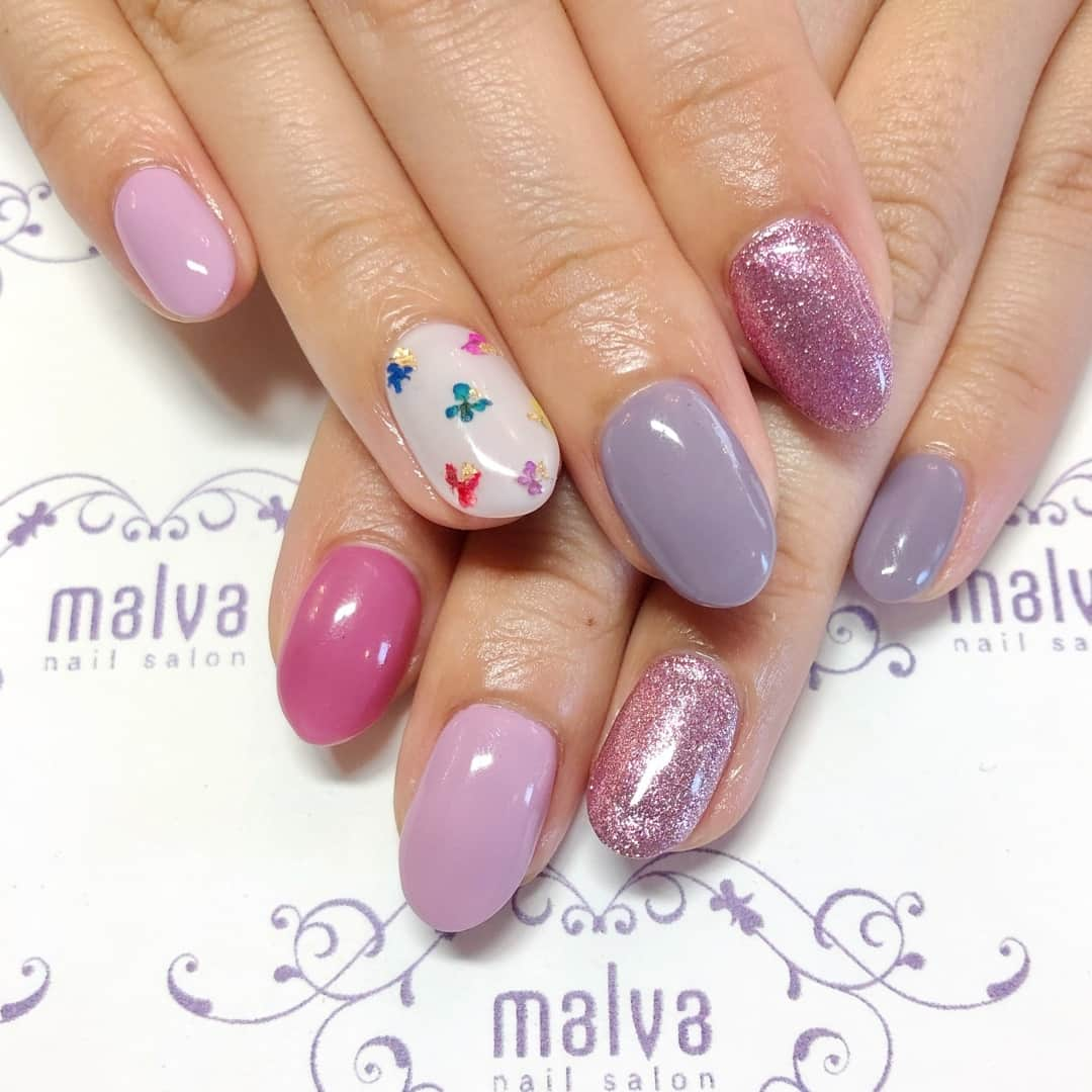 nailsalon malva（ネイルサロンマルヴァ）さんのインスタグラム写真 - (nailsalon malva（ネイルサロンマルヴァ）Instagram)「フットネイルキャンペーン45のハンドバージョンです💕 カラフルなドライフラワーとくすみカラーが可愛いデザイン✨  nailsalon malva  ご予約はLINEからがオススメです☆ 🌙原宿LINE ID→《@malva》 ※@を忘れずに‼︎ 全てのアートや料金表はHPより http://www.malvanail.com/sp/  #malva#マルヴァ#ネイル#gelnail#nail#nailart#naildesign#nailstagram#ジェル#gel#ジェルネイル#ネイルデザイン#原宿ネイル#nailsalon#ネイルサロン#ネイルチップ#森絵里香#malvaネイル#malvanail#ネイリスト募集#美甲#ロシアンマニキュア#ハンドネイル#ドライフラワーネイル」5月21日 12時00分 - malva_nail