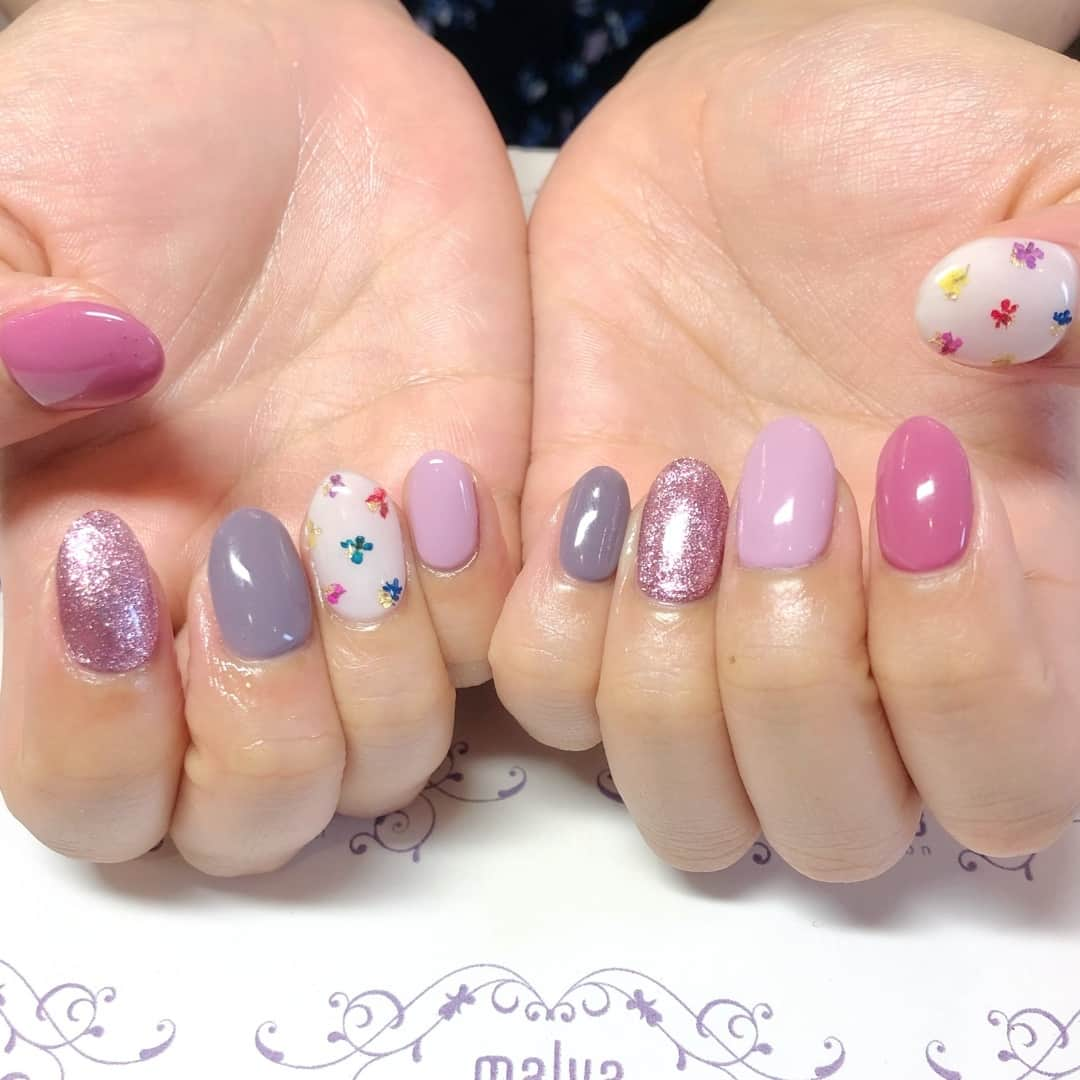 nailsalon malva（ネイルサロンマルヴァ）さんのインスタグラム写真 - (nailsalon malva（ネイルサロンマルヴァ）Instagram)「フットネイルキャンペーン45のハンドバージョンです💕 カラフルなドライフラワーとくすみカラーが可愛いデザイン✨  nailsalon malva  ご予約はLINEからがオススメです☆ 🌙原宿LINE ID→《@malva》 ※@を忘れずに‼︎ 全てのアートや料金表はHPより http://www.malvanail.com/sp/  #malva#マルヴァ#ネイル#gelnail#nail#nailart#naildesign#nailstagram#ジェル#gel#ジェルネイル#ネイルデザイン#原宿ネイル#nailsalon#ネイルサロン#ネイルチップ#森絵里香#malvaネイル#malvanail#ネイリスト募集#美甲#ロシアンマニキュア#ハンドネイル#ドライフラワーネイル」5月21日 12時00分 - malva_nail