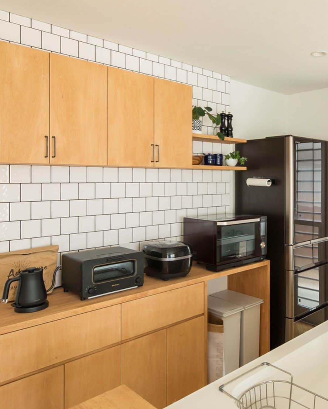 ルポハウス一級建築士事務所さんのインスタグラム写真 - (ルポハウス一級建築士事務所Instagram)「・ ・ ・ ヘリンボーンの床と白タイルの組み合わせがお洒落なキッチン。 ・ 白のアクセントタイルが、キッチンの空間をより明るく見せてくれます。 ・ ・ ・ ルポハウスの施工事例をもっと見てみたい方は こちらまで☞ @reposhouse ・ #ルポハウス は#ちょっとかっこいい家 を"友人のために"という思いでつくっています。 ・ 一生に一度の#マイホーム。 「あなたにしかできない」×「ルポハウスだからできる」で、私たちだけの#家づくり を思いっきり楽しんでみませか？！ ・ ・ ・ #家 #インテリア #住宅 #注文住宅  #ライフスタイル  #新築一戸建て #住まい #シンプルな暮らし #デザイナーズ住宅 #一級建築士事務所 #設計事務所 #myhome #house #instahouse  #滋賀 #大津 #草津 #栗東#ヘリンボーン #ヘリンボーン床 #平田タイル #キッチンインテリア #馬目地」5月21日 11時58分 - reposhouse