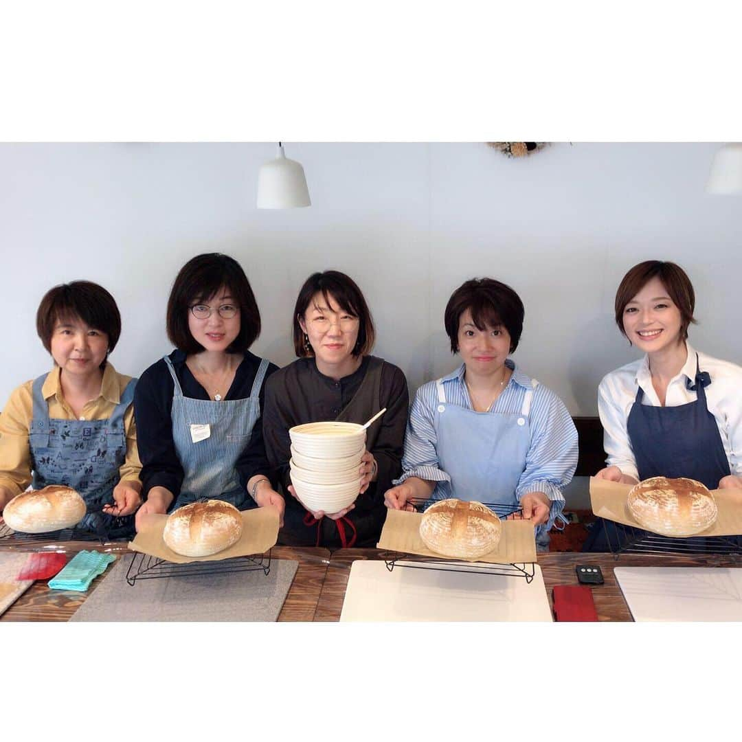 葛巻舞香さんのインスタグラム写真 - (葛巻舞香Instagram)「Break time🍞☕️ パン教室では、普段は主婦やお仕事をされている方と一緒に参加させていただき、 仕事の空間とはまた違う視点で色々なお話を聞く事が出来て、それもまた勉強になります✨ 皆さんのおかげで楽しいひと時を過ごす事が出来ました。  ありがとうございました☺️✨ #パン教室#少人数制#岩手#北上#キッチンバルコネクト#発酵時間に#お茶の時間#デザートとドリンク付き #ランチ#ディナー#イタリアン#こだわりのお店#食材にこだわる#素敵なお店#センスの良いお店#おしゃれなお店#雰囲気の良いお店#また来ます」5月21日 12時01分 - maika.kzm