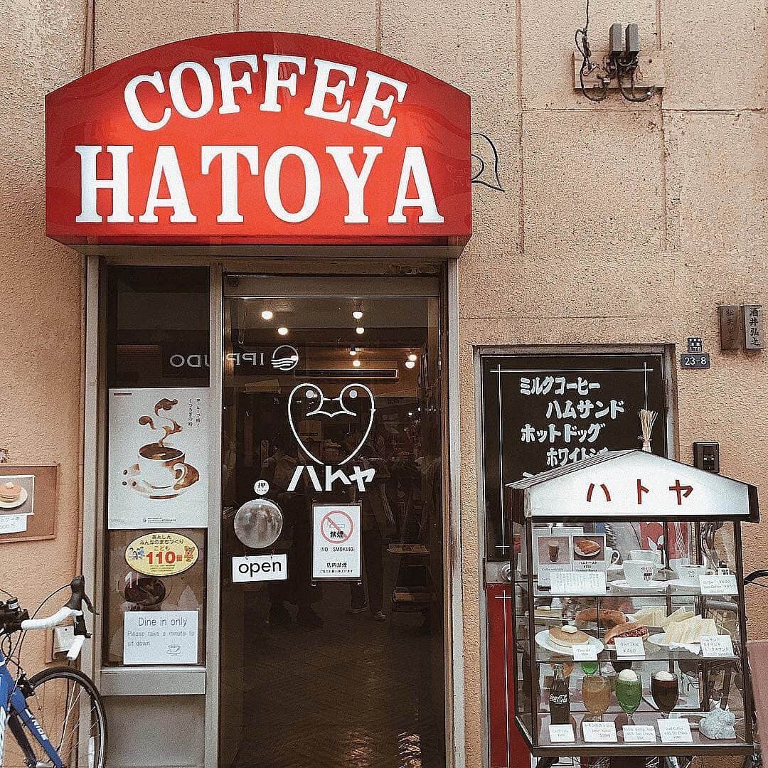isutaさんのインスタグラム写真 - (isutaInstagram)「. 東京・浅草にある喫茶店「ハトヤ」をご紹介♡ . ふっかふかでシンプルなパンケーキが人気のお店です♩ . 甘さ控えめで昔ながらのお味を楽しめますよ！ . そのほかにも喫茶店定番のクリームソーダやたまごサンドなどのメニューも揃っています。 . レトロかわいい空間でゆっくりカフェタイムを過ごしてみてもいいですね！ __________ 喫茶 ハトヤ open：8:00～18:30 close：不定休 access：東京都台東区浅草1-23-8 __________ photo by @ayaka.i_03 @fumii29 . #isuta #isutapic #isutacafe #イスタ #喫茶店 #喫茶ハトヤ #浅草カフェ」5月21日 12時01分 - isuta_jp